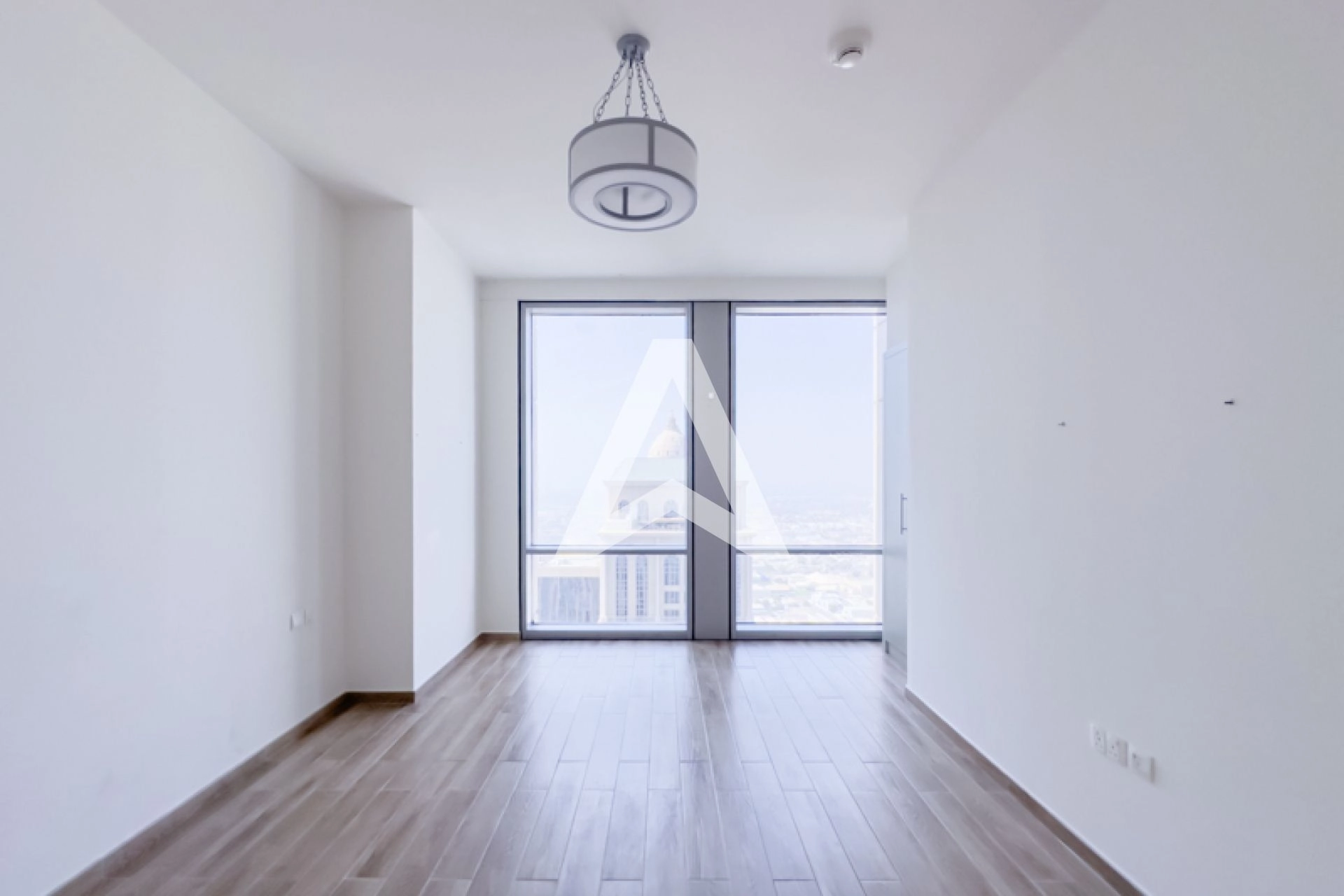 Displayed image from the thumbnail slider