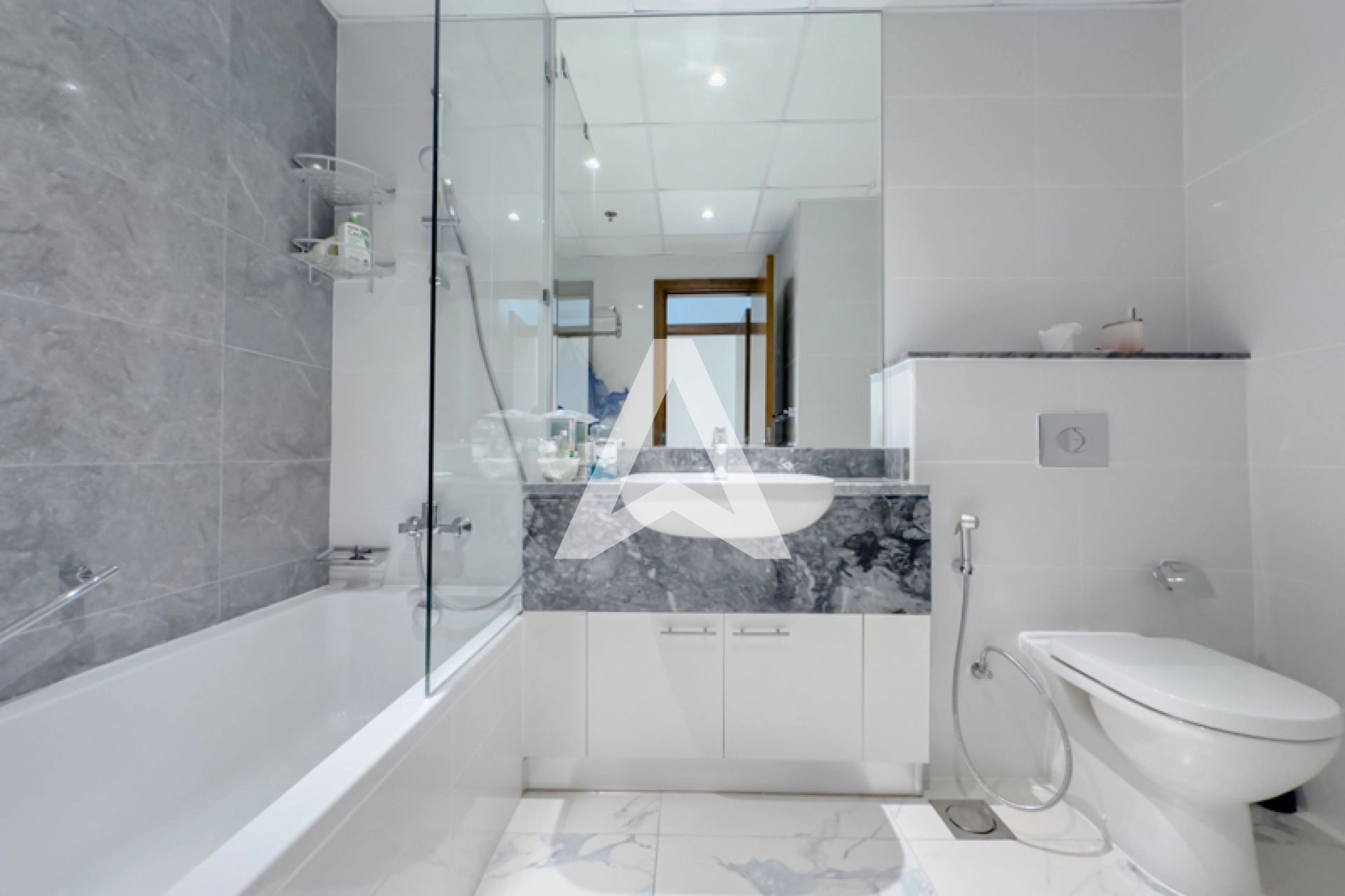 Displayed image from the thumbnail slider