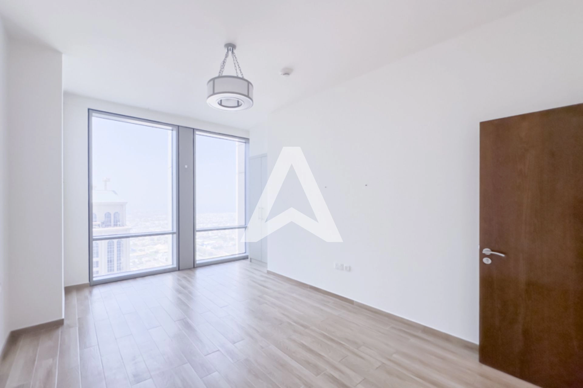 Displayed image from the thumbnail slider