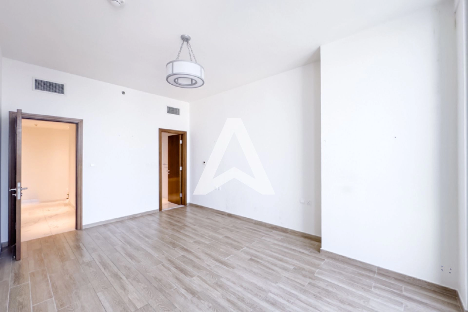 Displayed image from the thumbnail slider