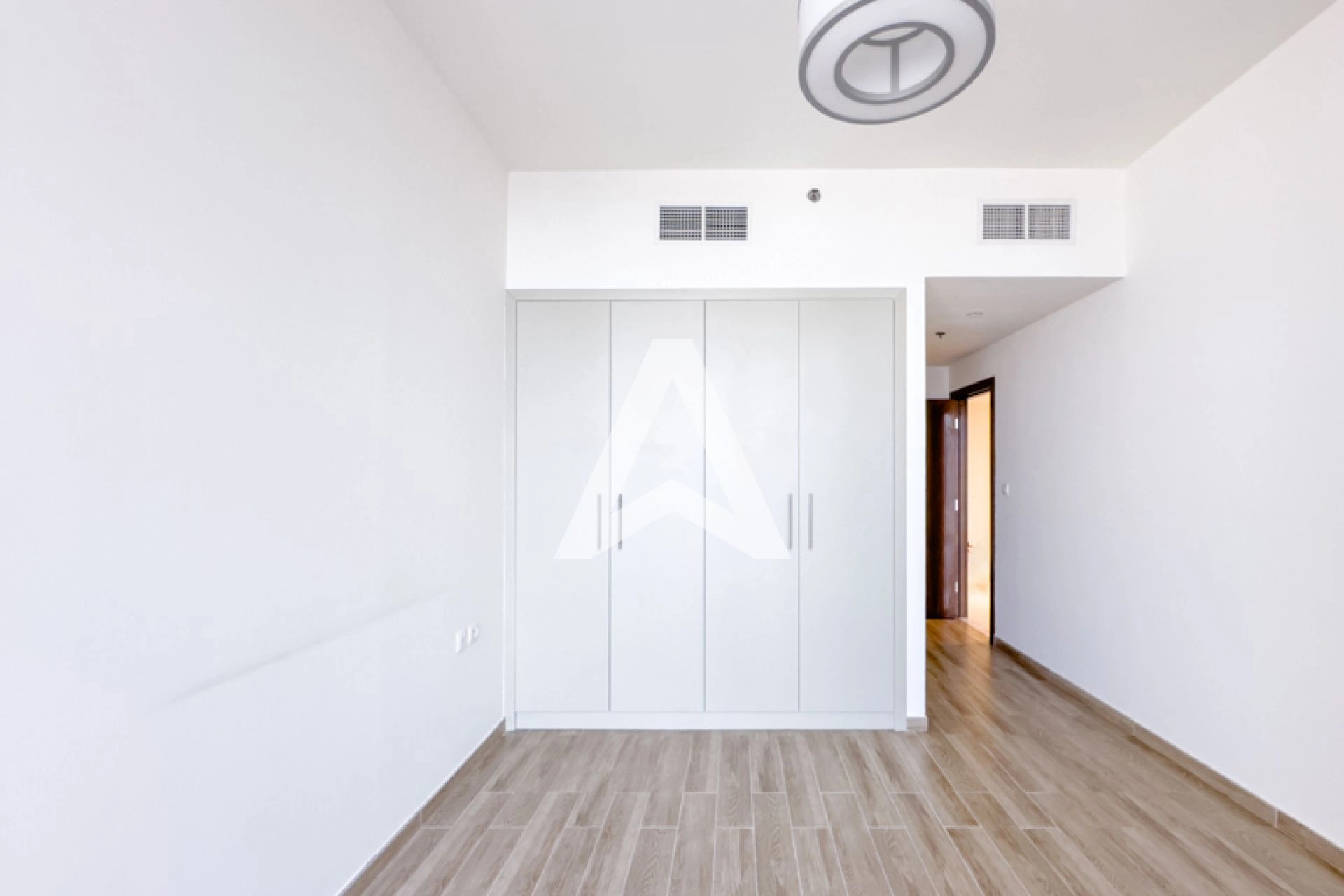 Displayed image from the thumbnail slider