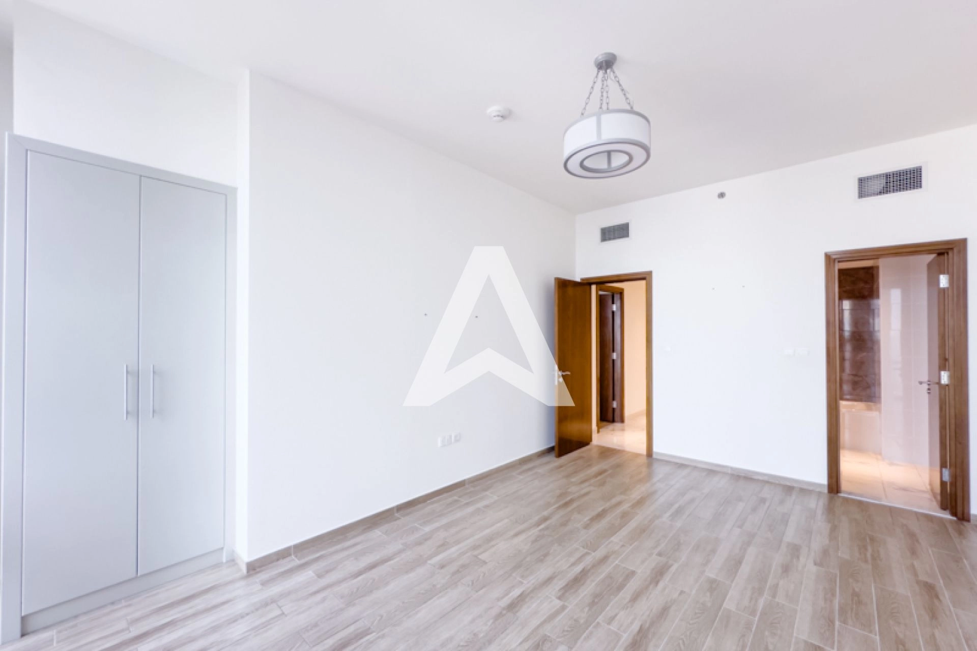 Displayed image from the thumbnail slider