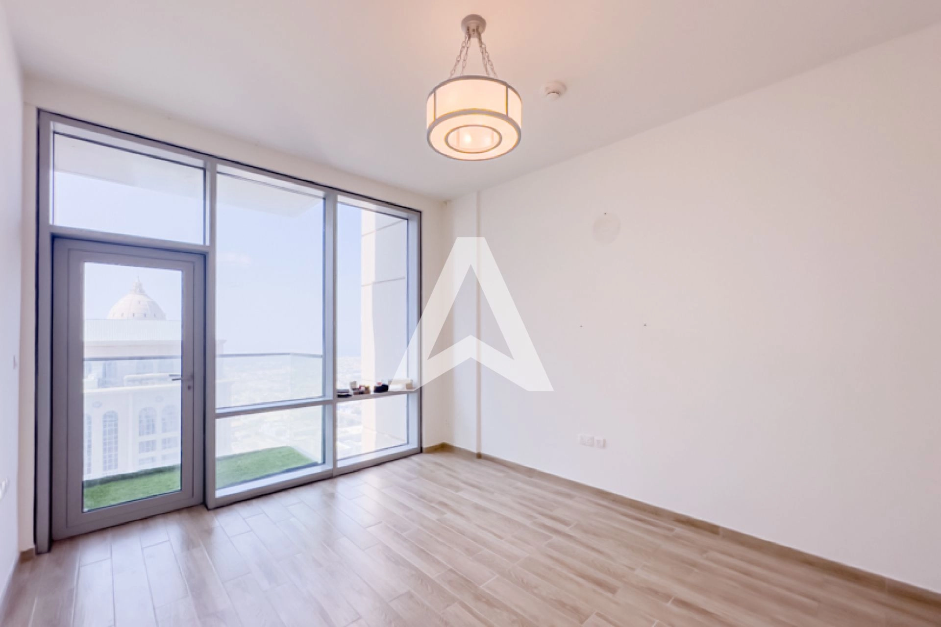 Displayed image from the thumbnail slider