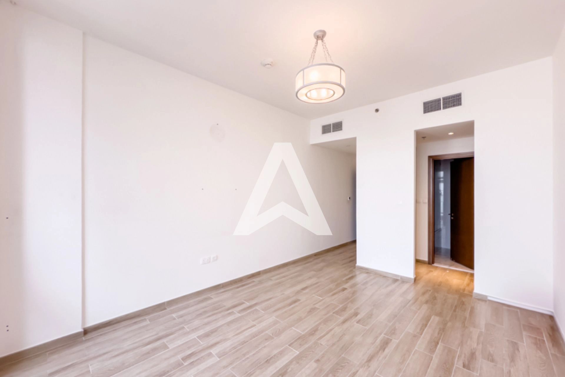 Displayed image from the thumbnail slider