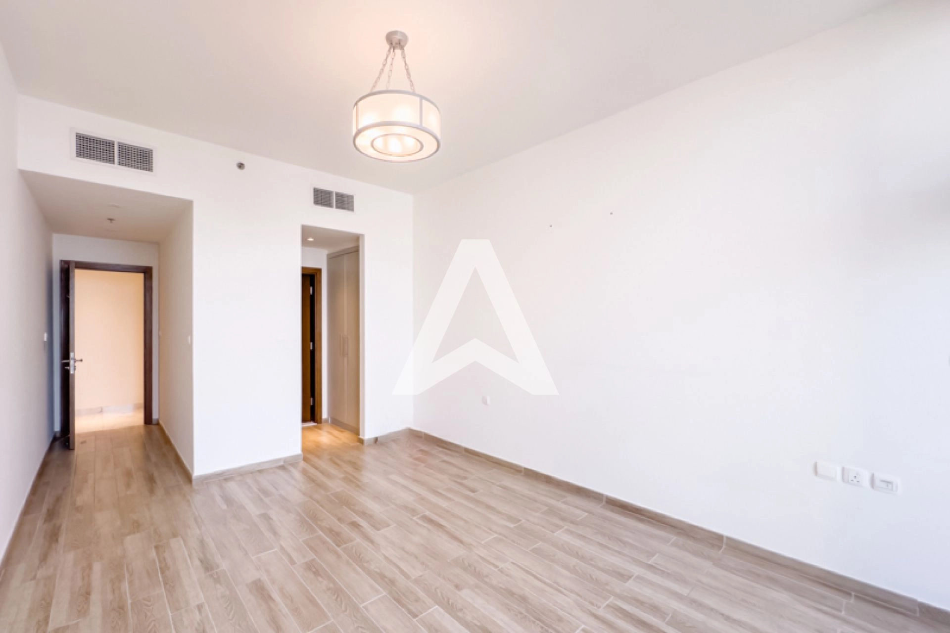 Displayed image from the thumbnail slider