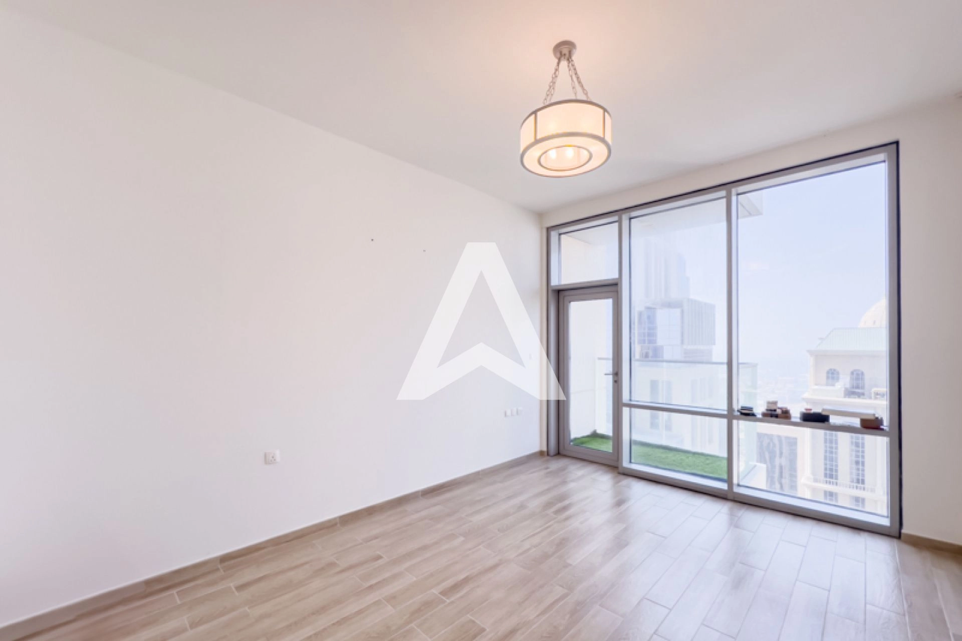 Displayed image from the thumbnail slider