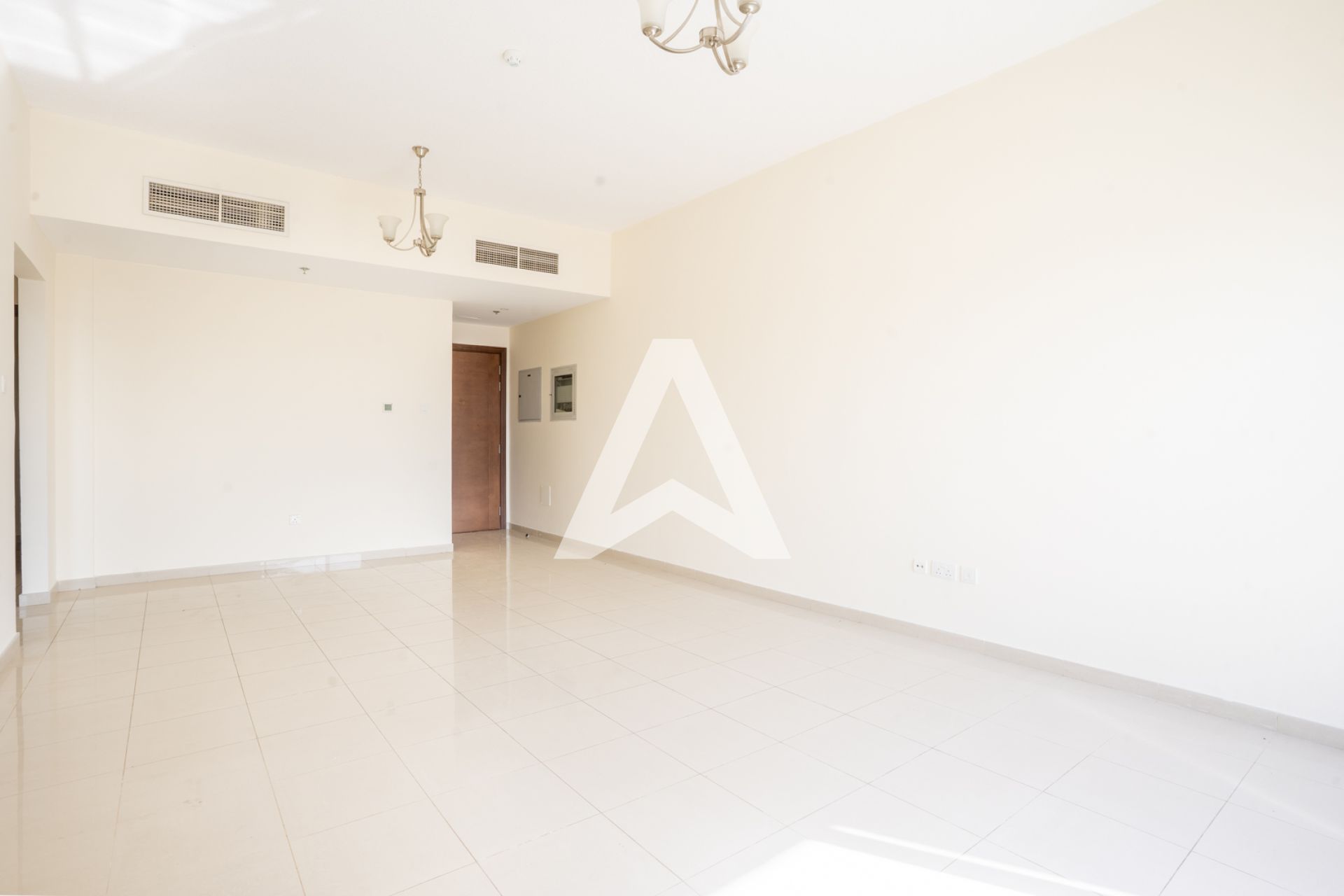 Displayed image from the thumbnail slider