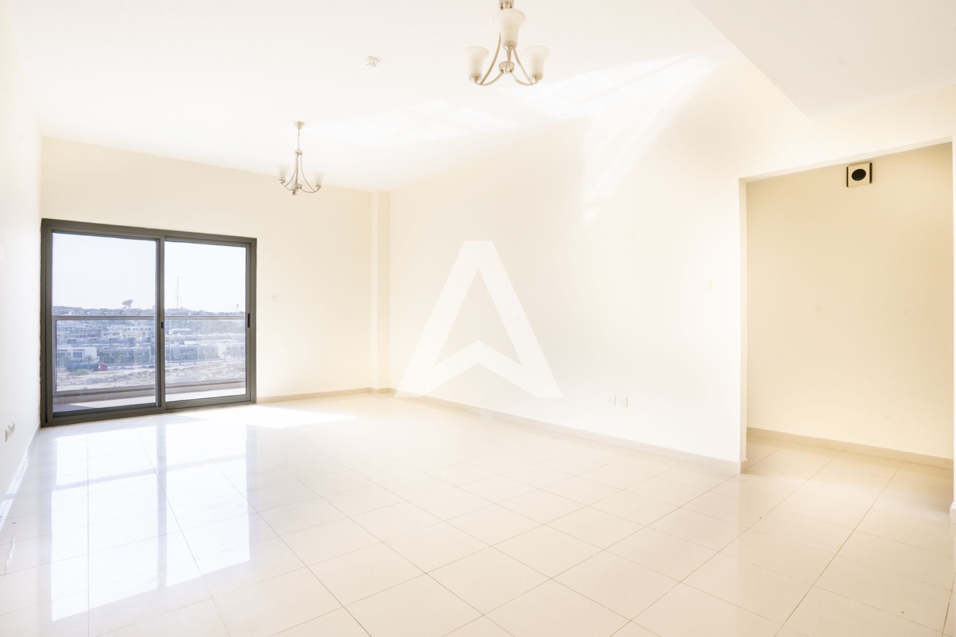 Displayed image from the thumbnail slider