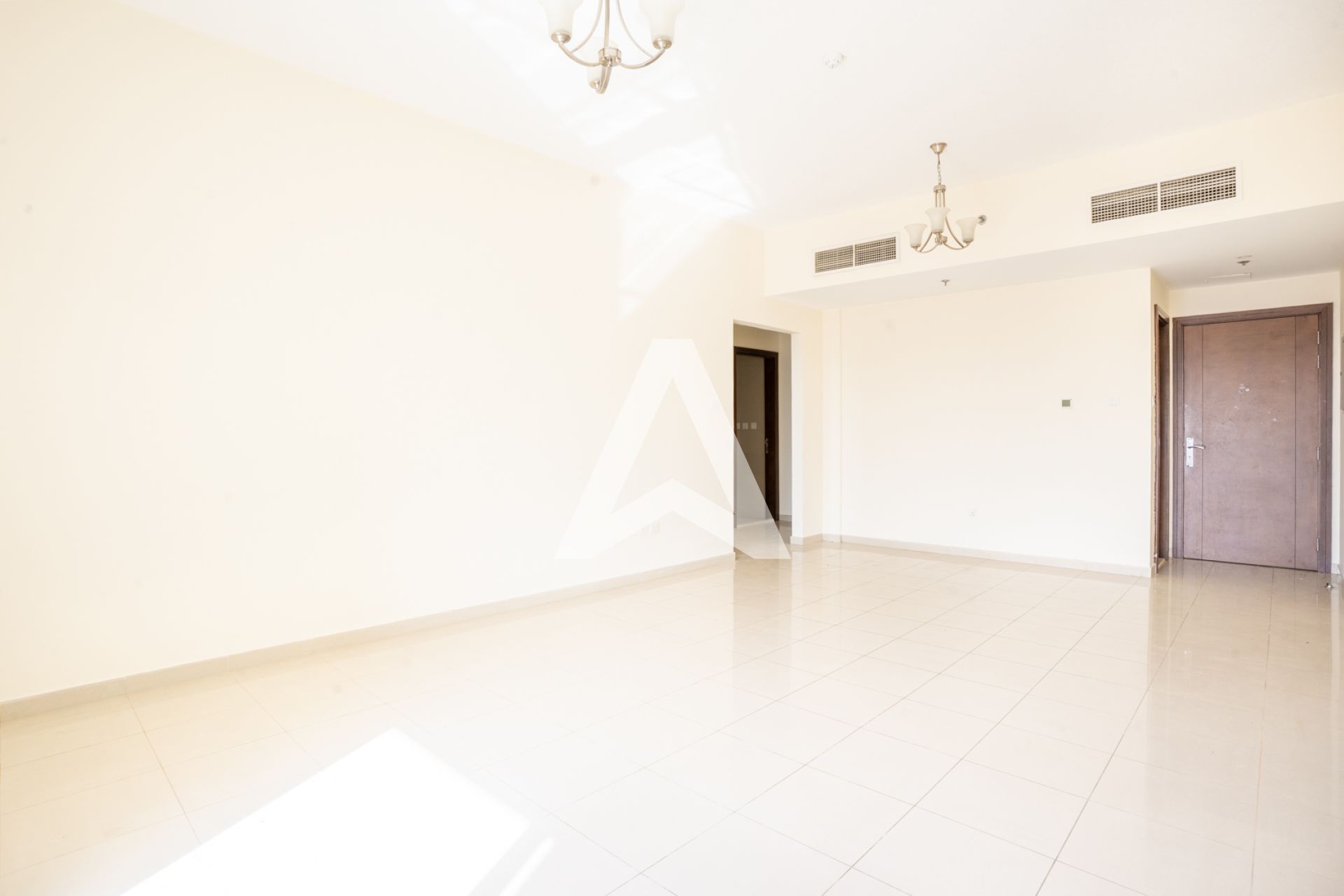 Displayed image from the thumbnail slider