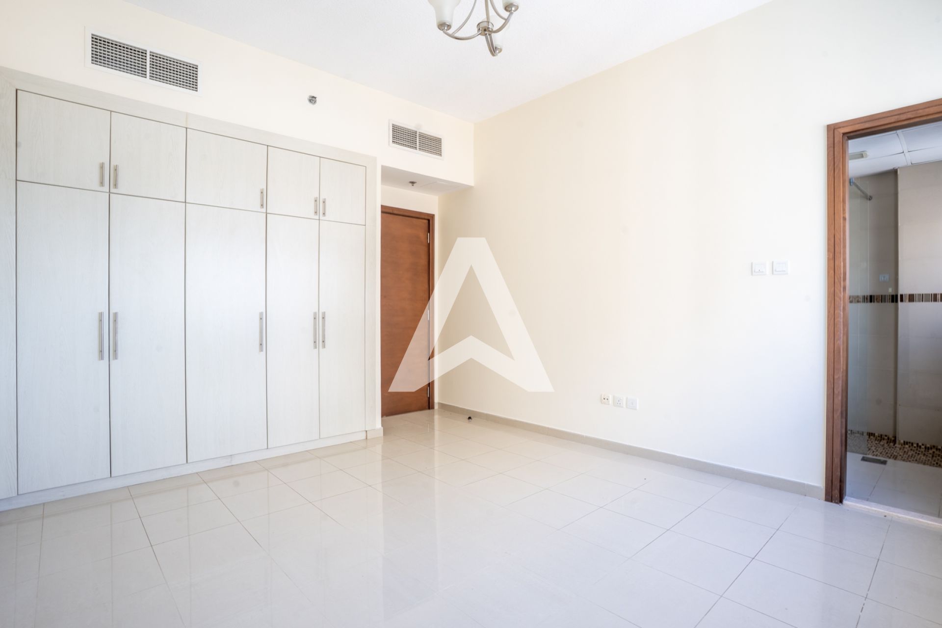 Displayed image from the thumbnail slider