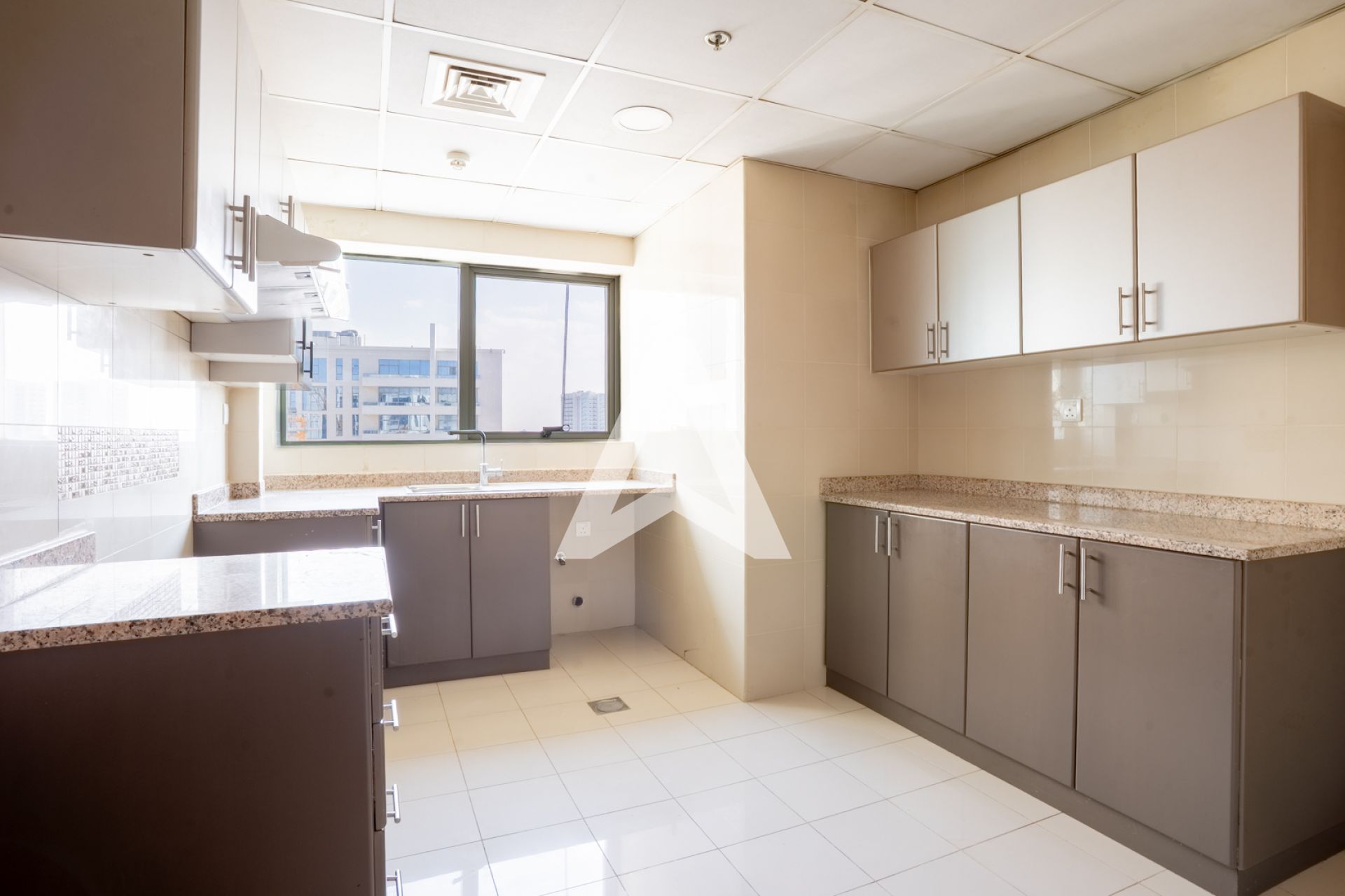 Displayed image from the thumbnail slider