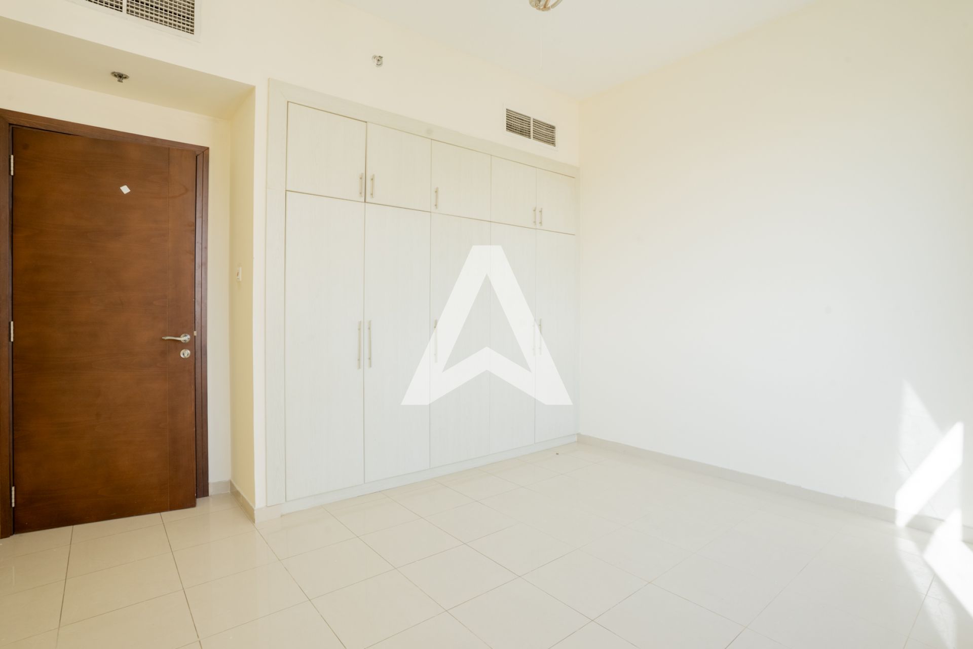 Displayed image from the thumbnail slider