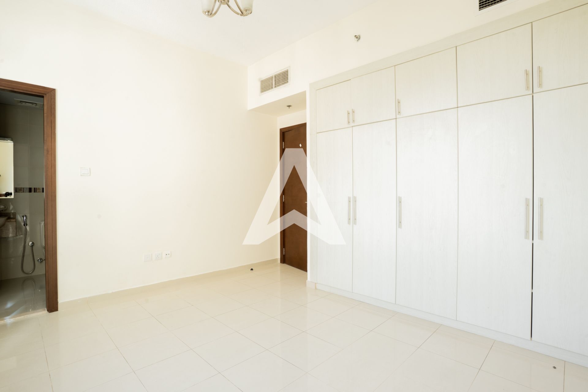 Displayed image from the thumbnail slider