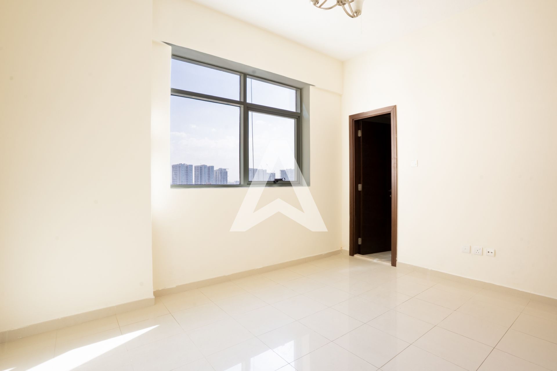 Displayed image from the thumbnail slider