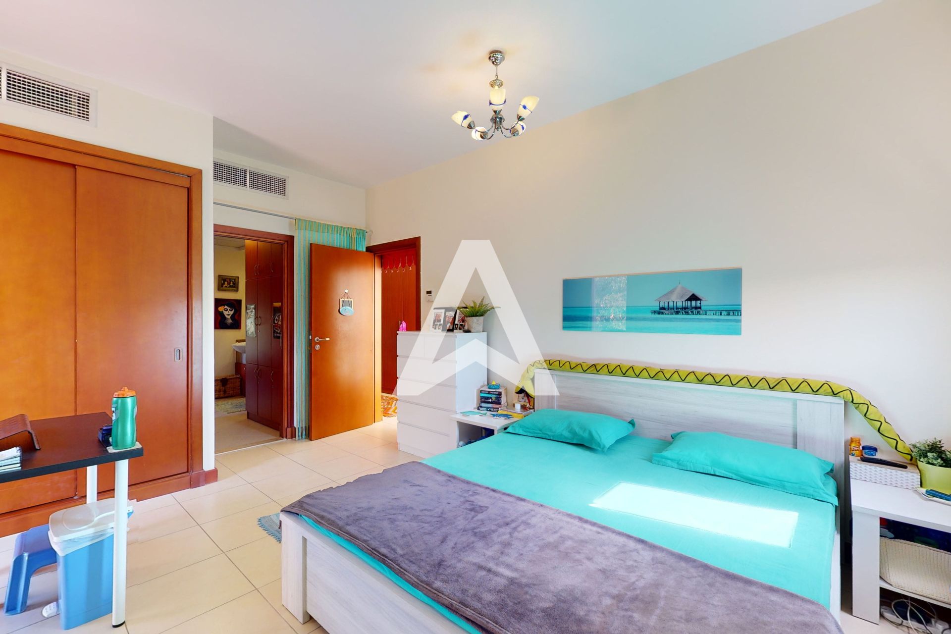 Displayed image from the thumbnail slider