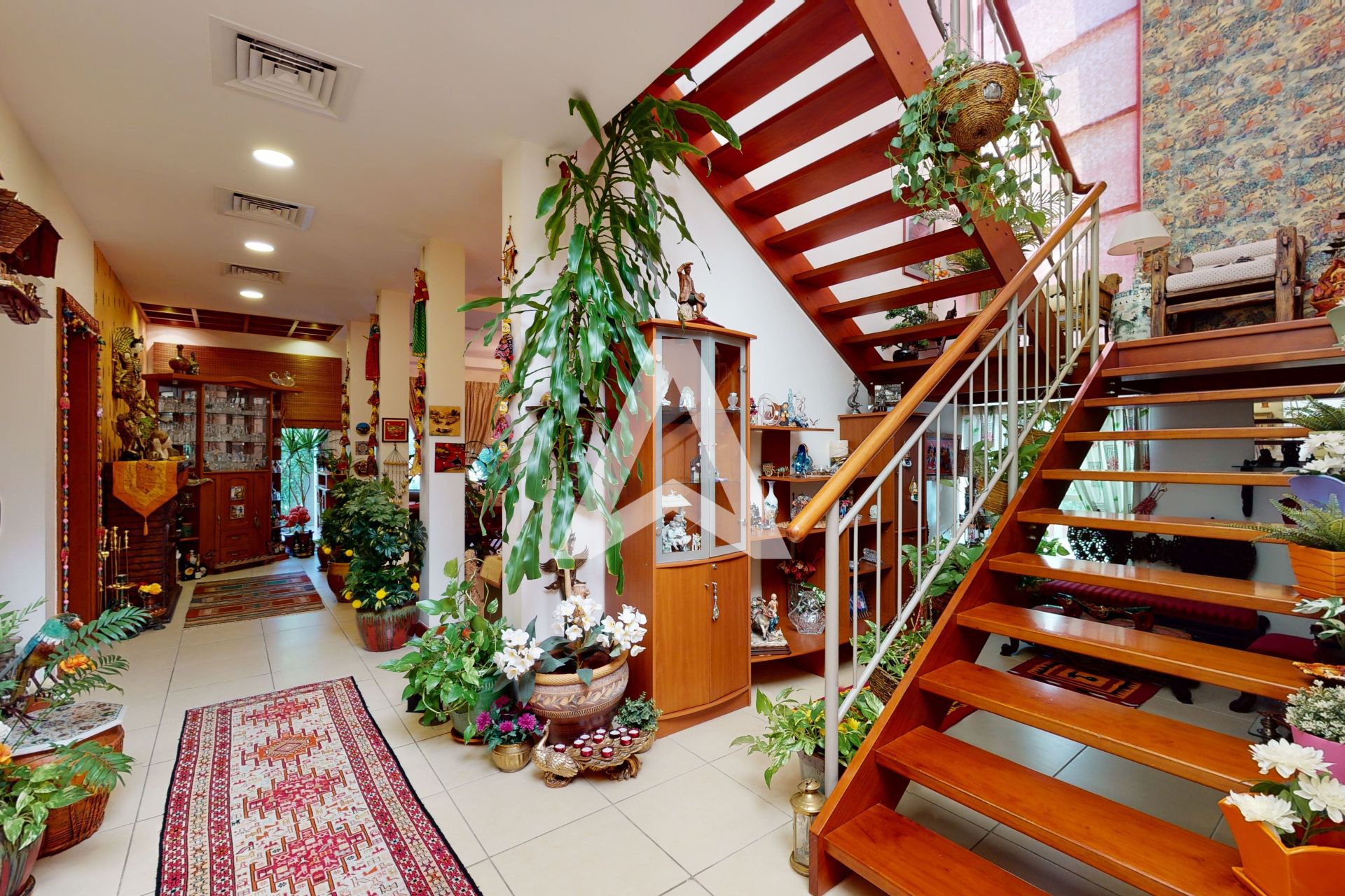 Displayed image from the thumbnail slider