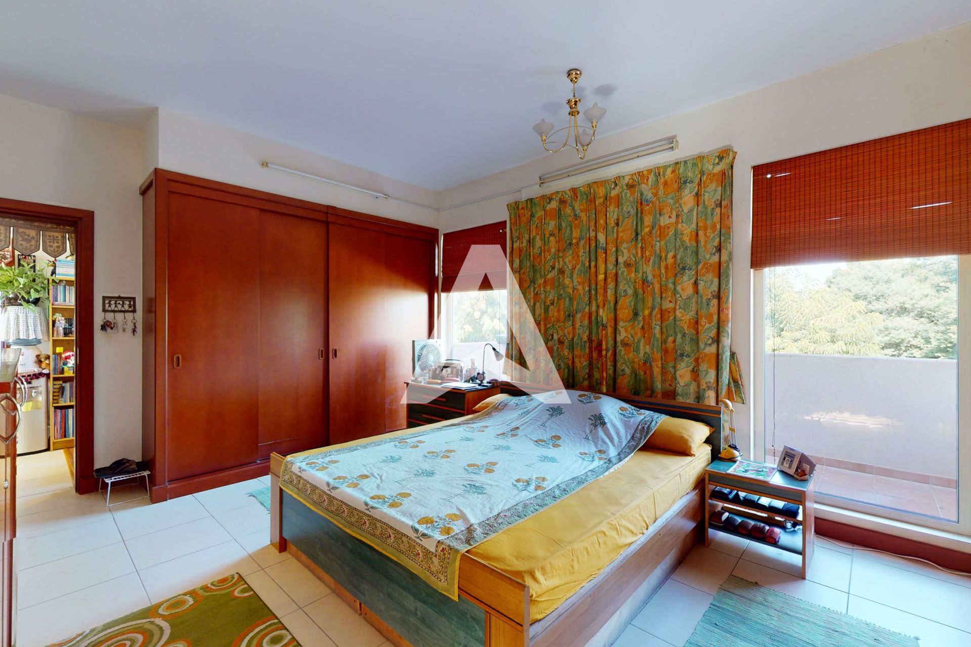 Displayed image from the thumbnail slider