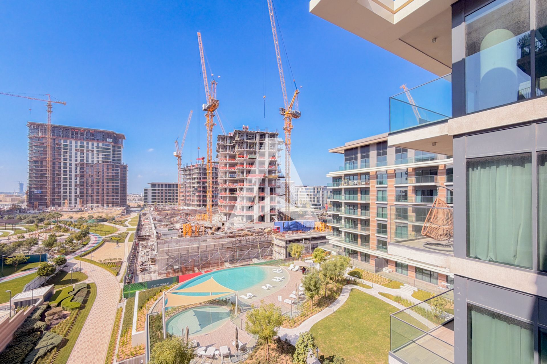 Displayed image from the thumbnail slider