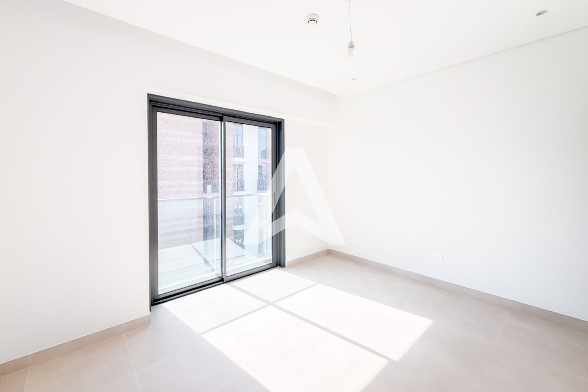 Displayed image from the thumbnail slider