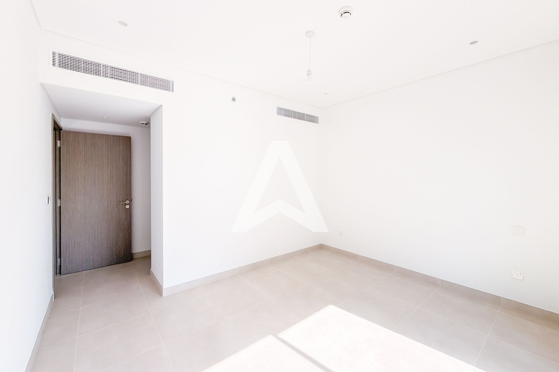 Displayed image from the thumbnail slider