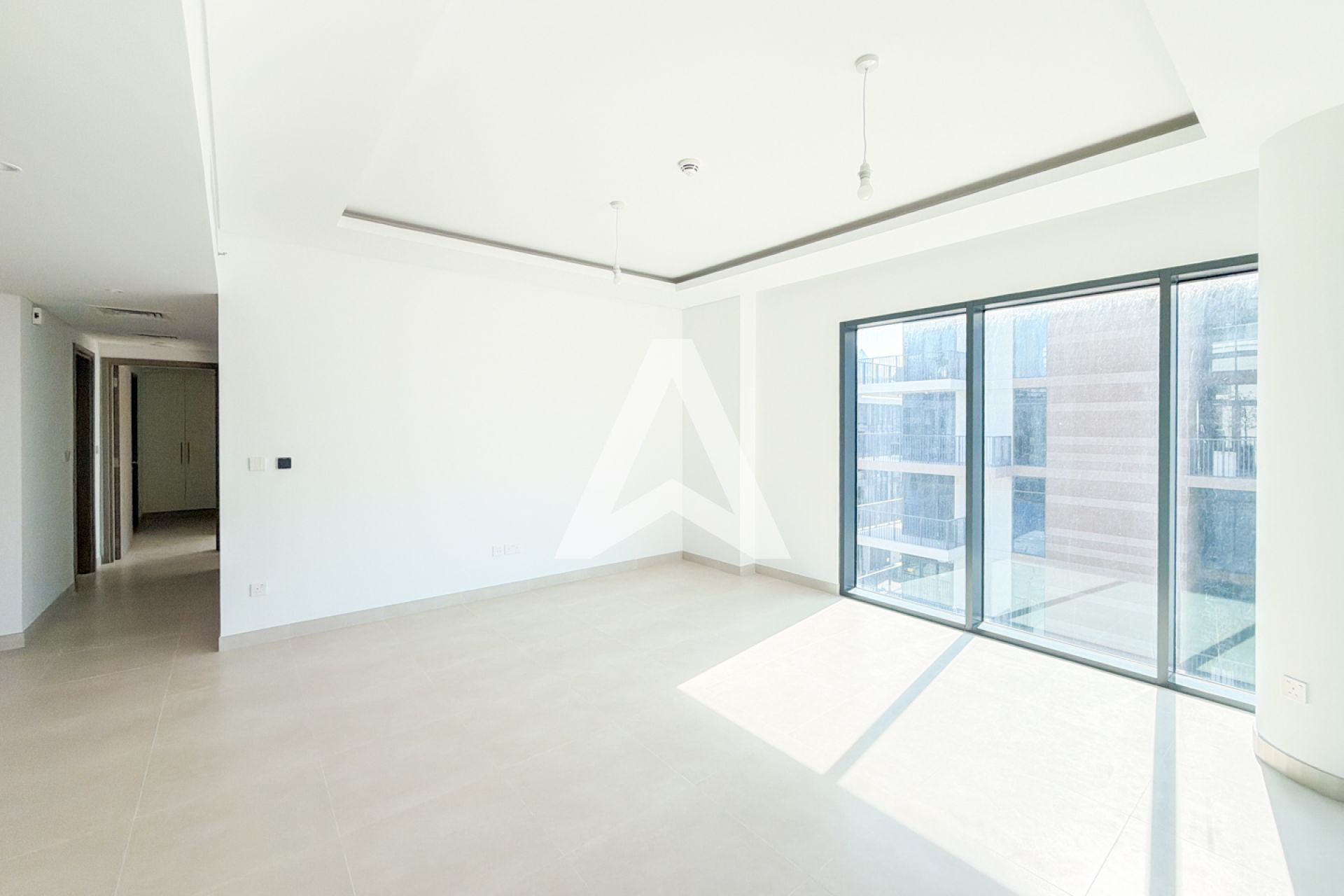 Displayed image from the thumbnail slider