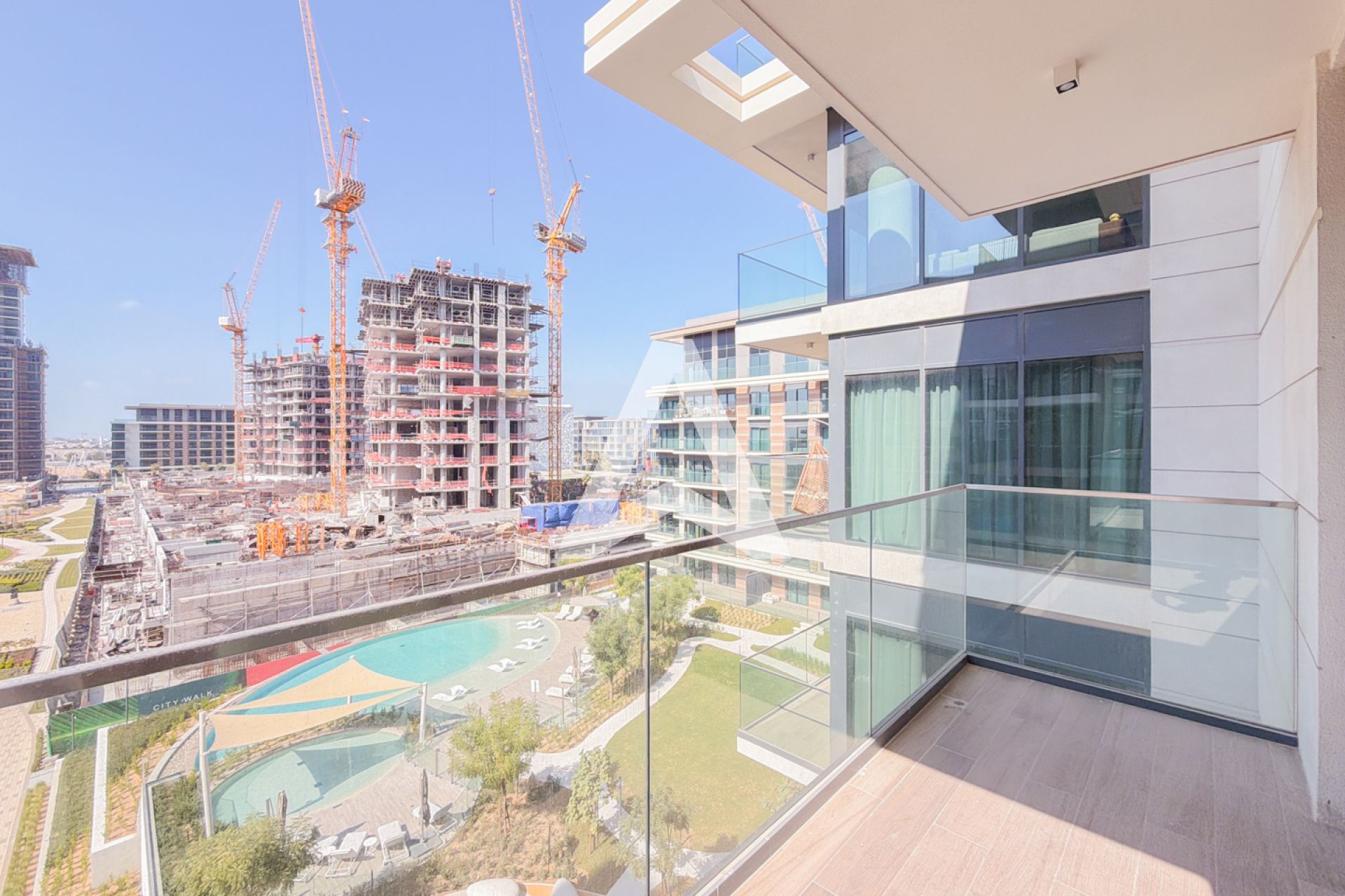 Displayed image from the thumbnail slider