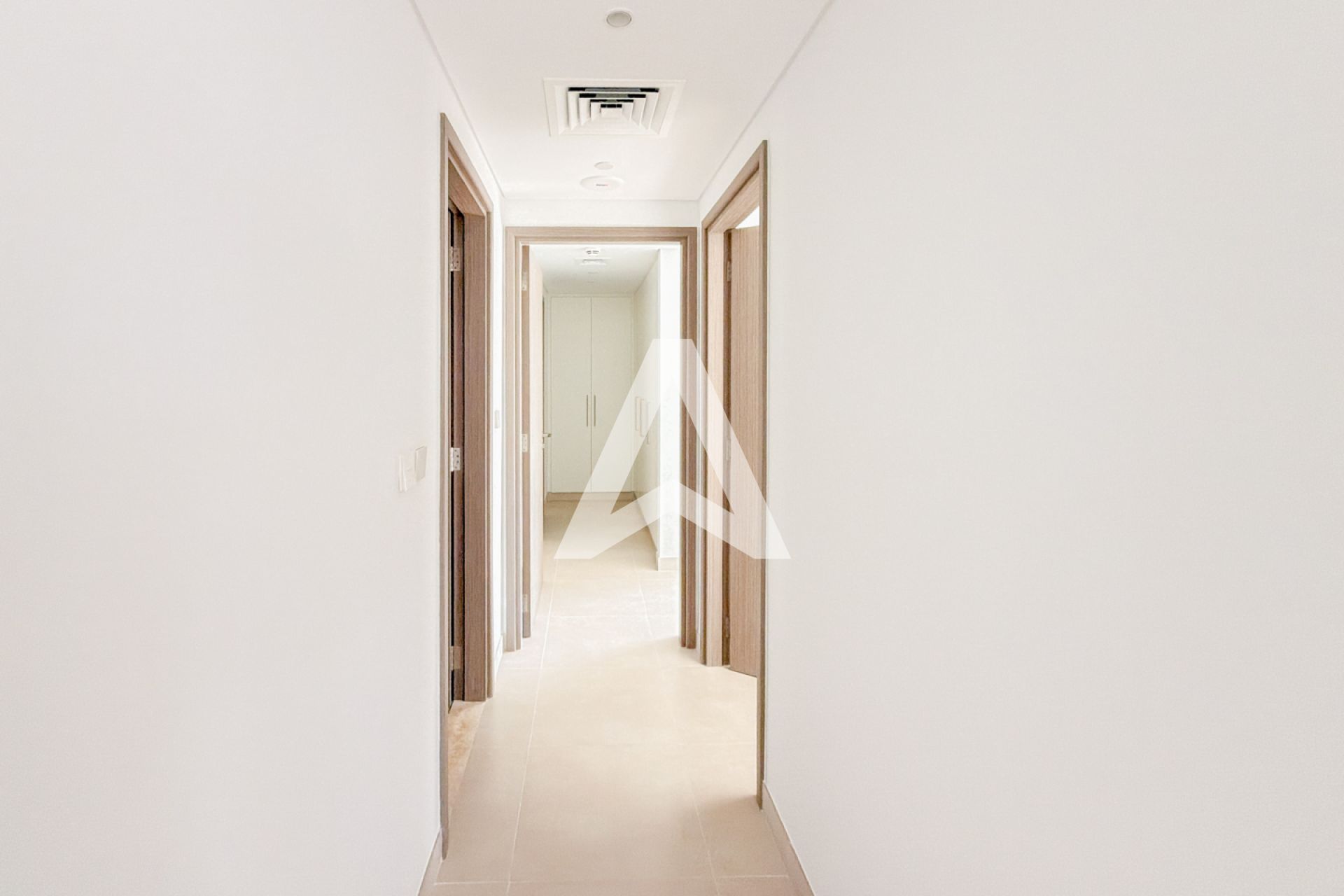 Displayed image from the thumbnail slider