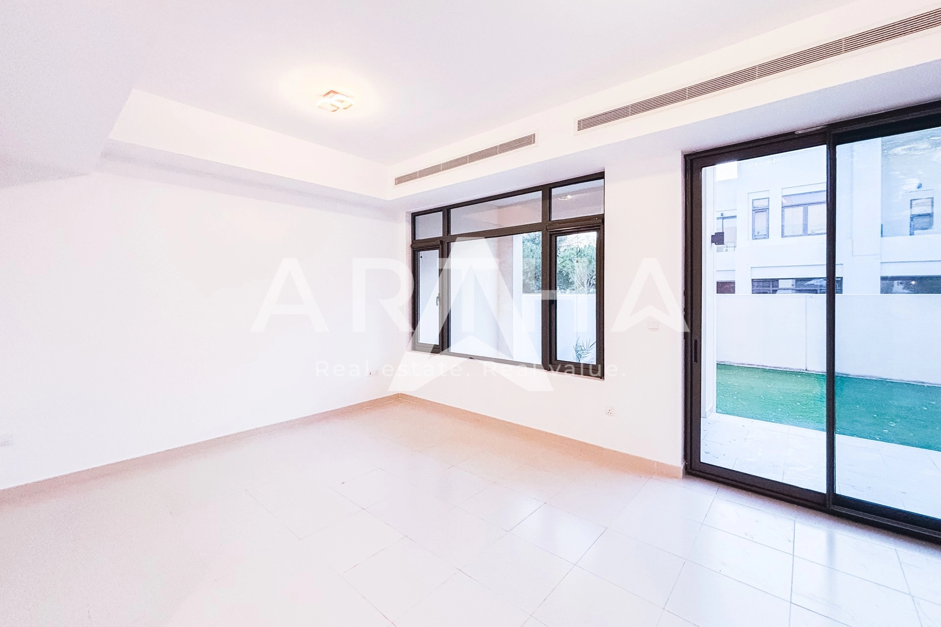 Displayed image from the thumbnail slider