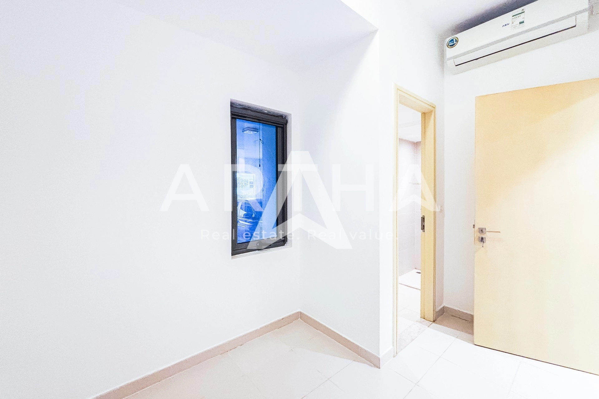 Displayed image from the thumbnail slider