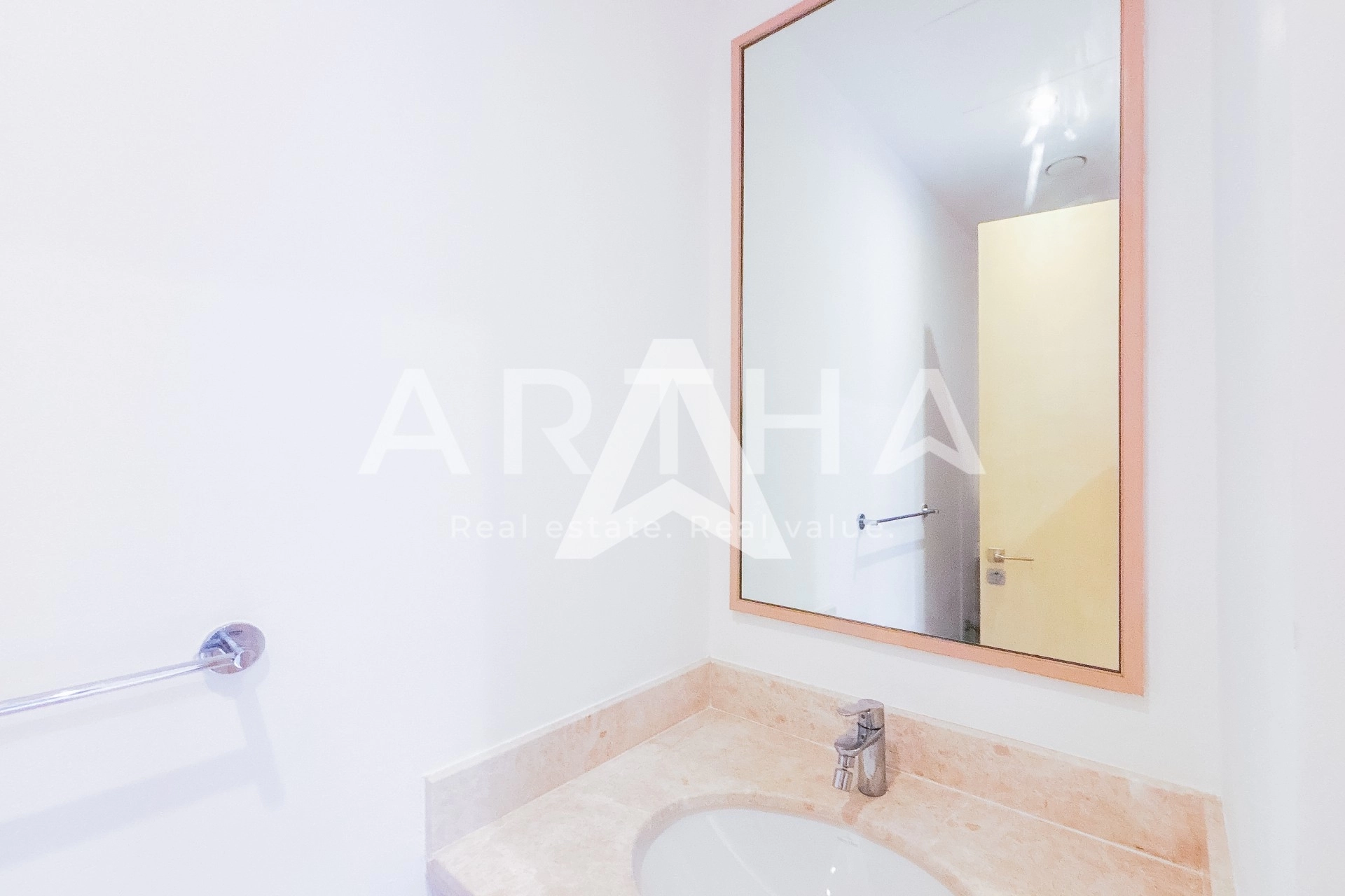 Displayed image from the thumbnail slider