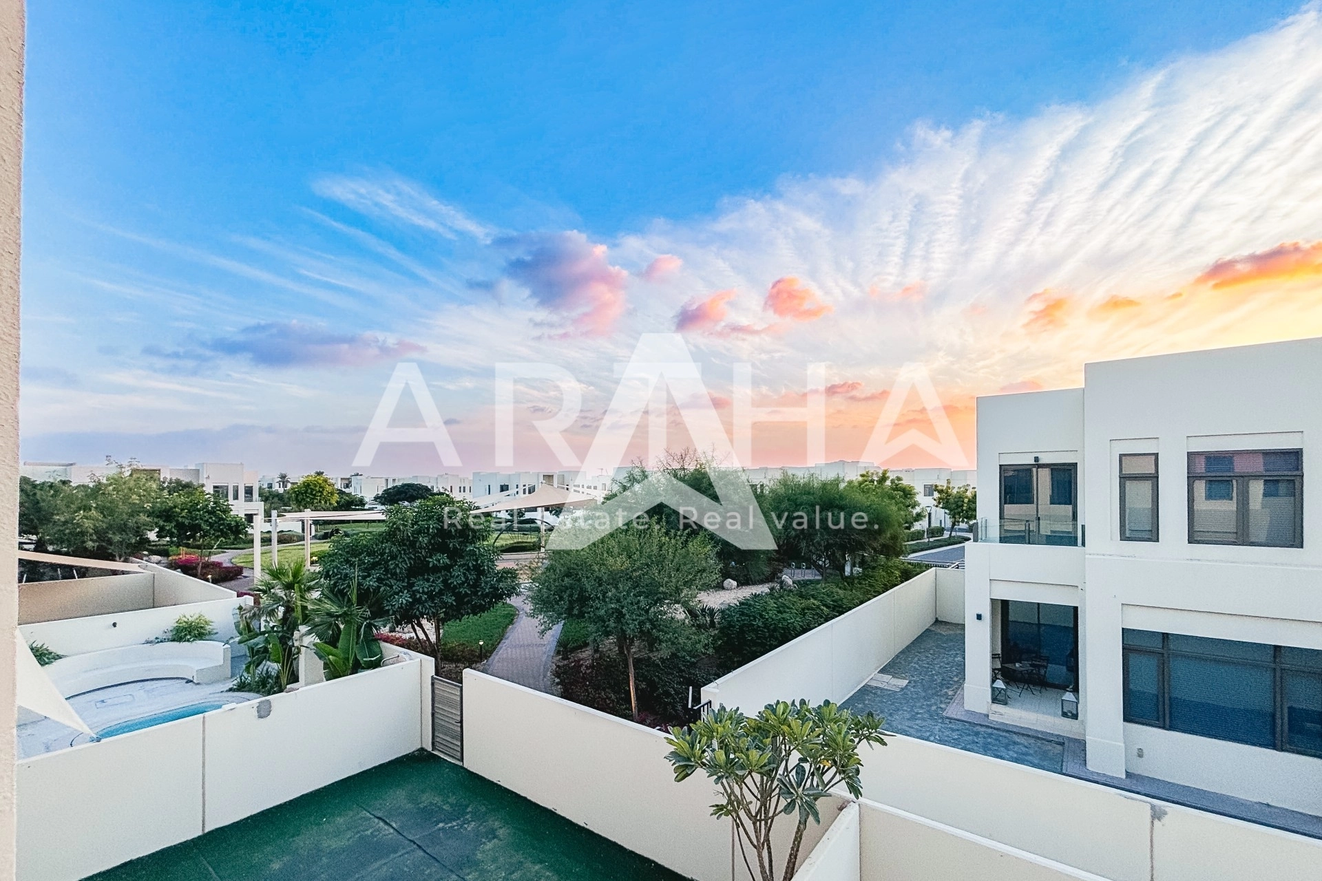 Displayed image from the thumbnail slider