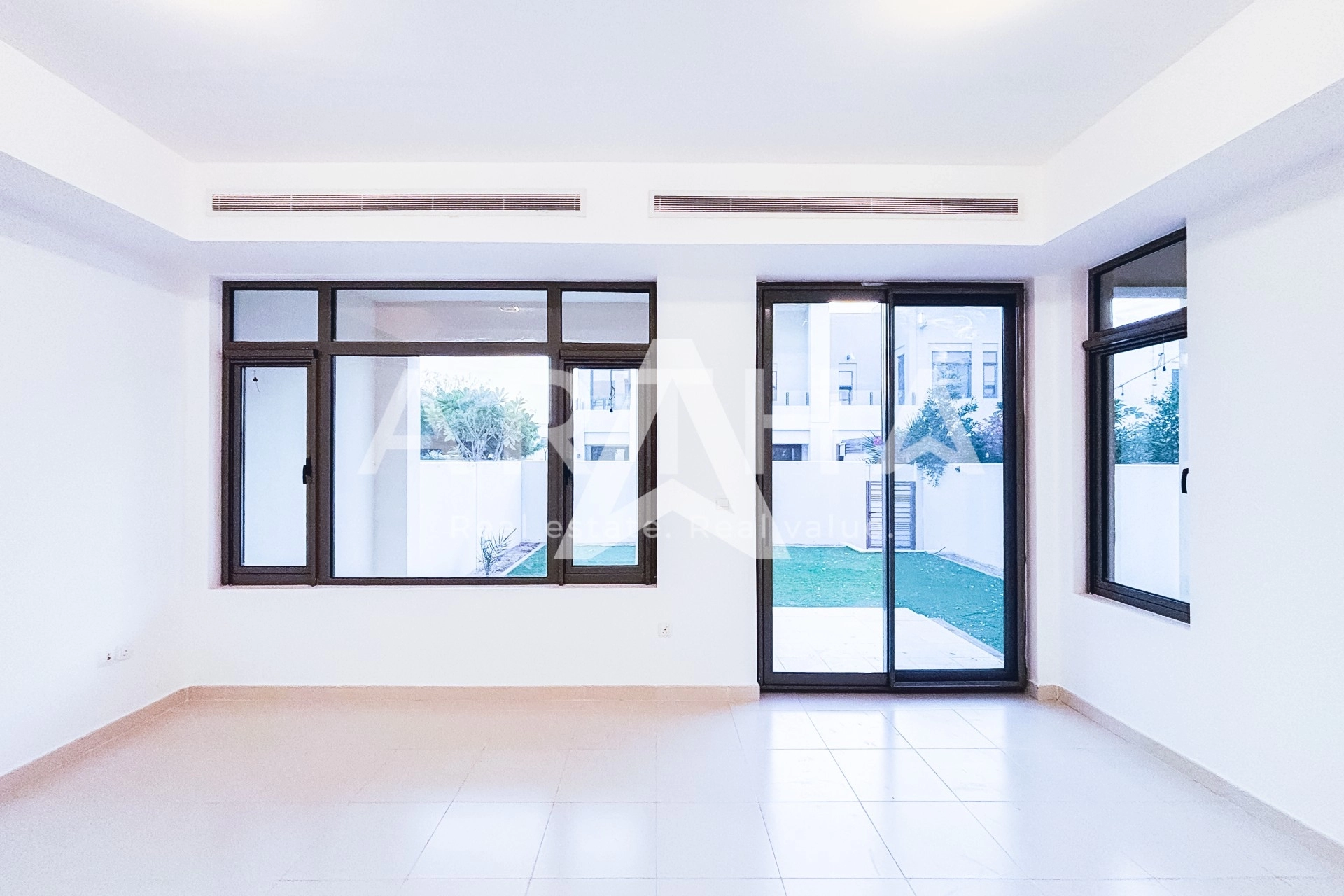 Displayed image from the thumbnail slider