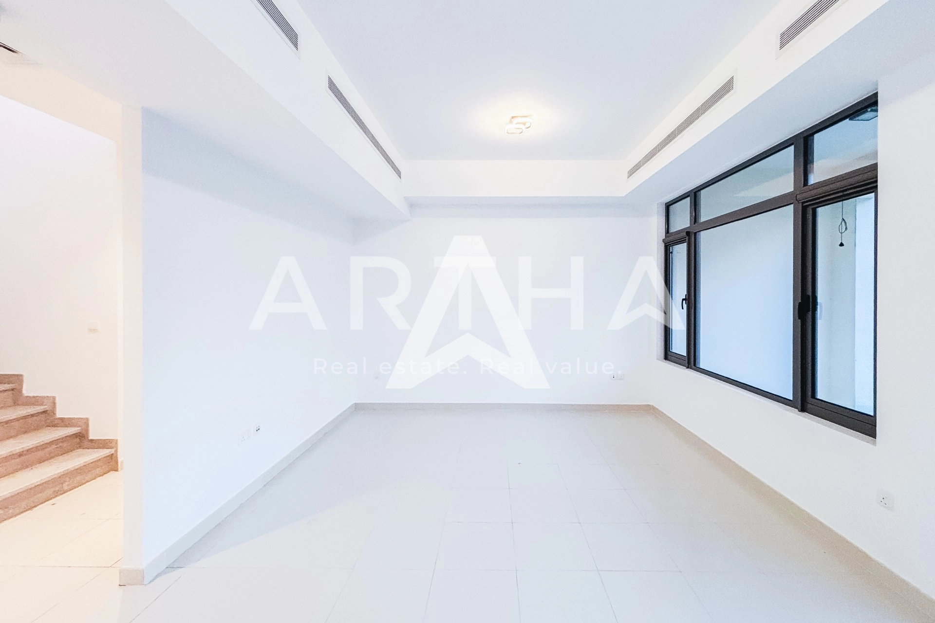 Displayed image from the thumbnail slider