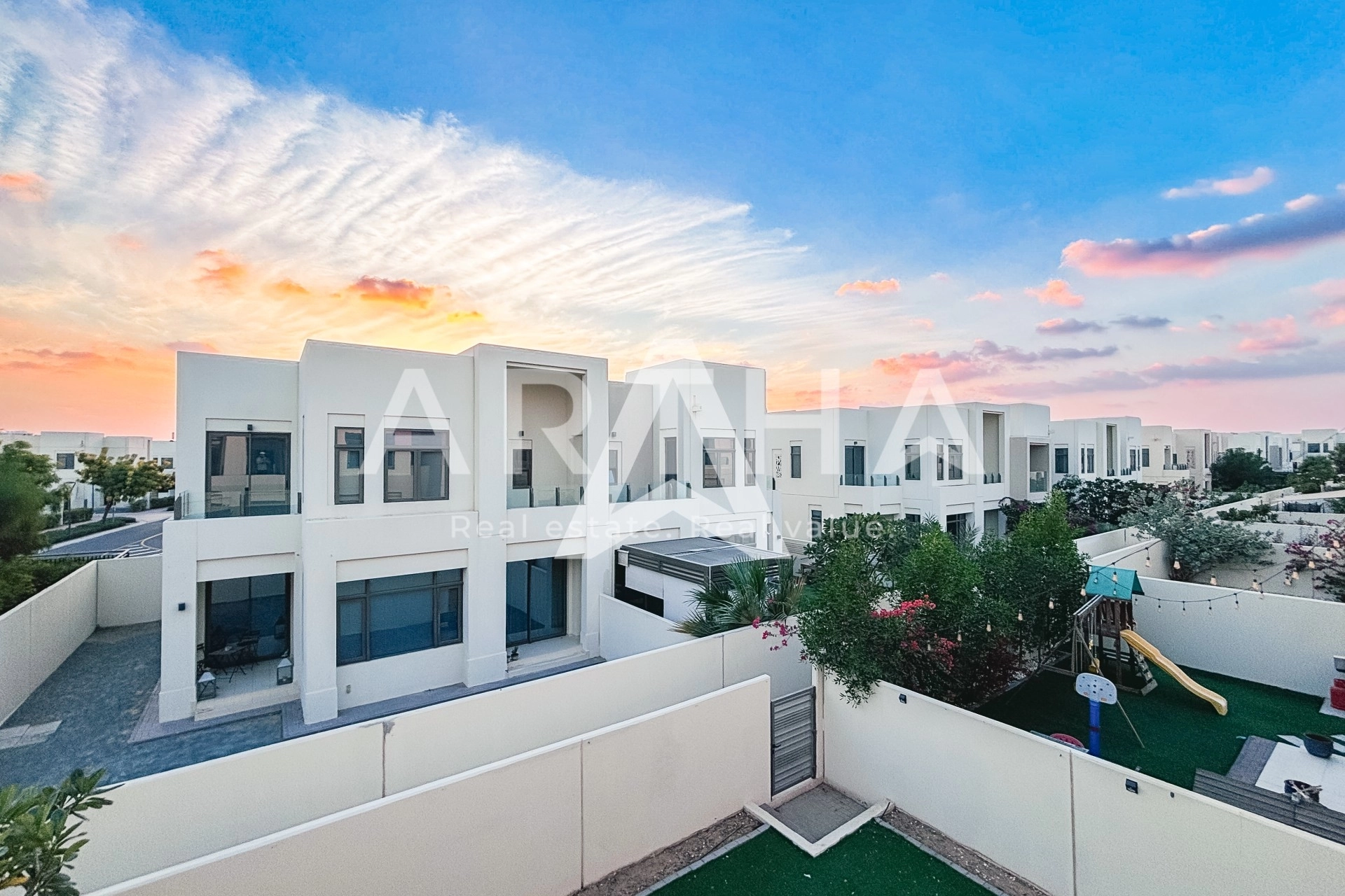 Displayed image from the thumbnail slider