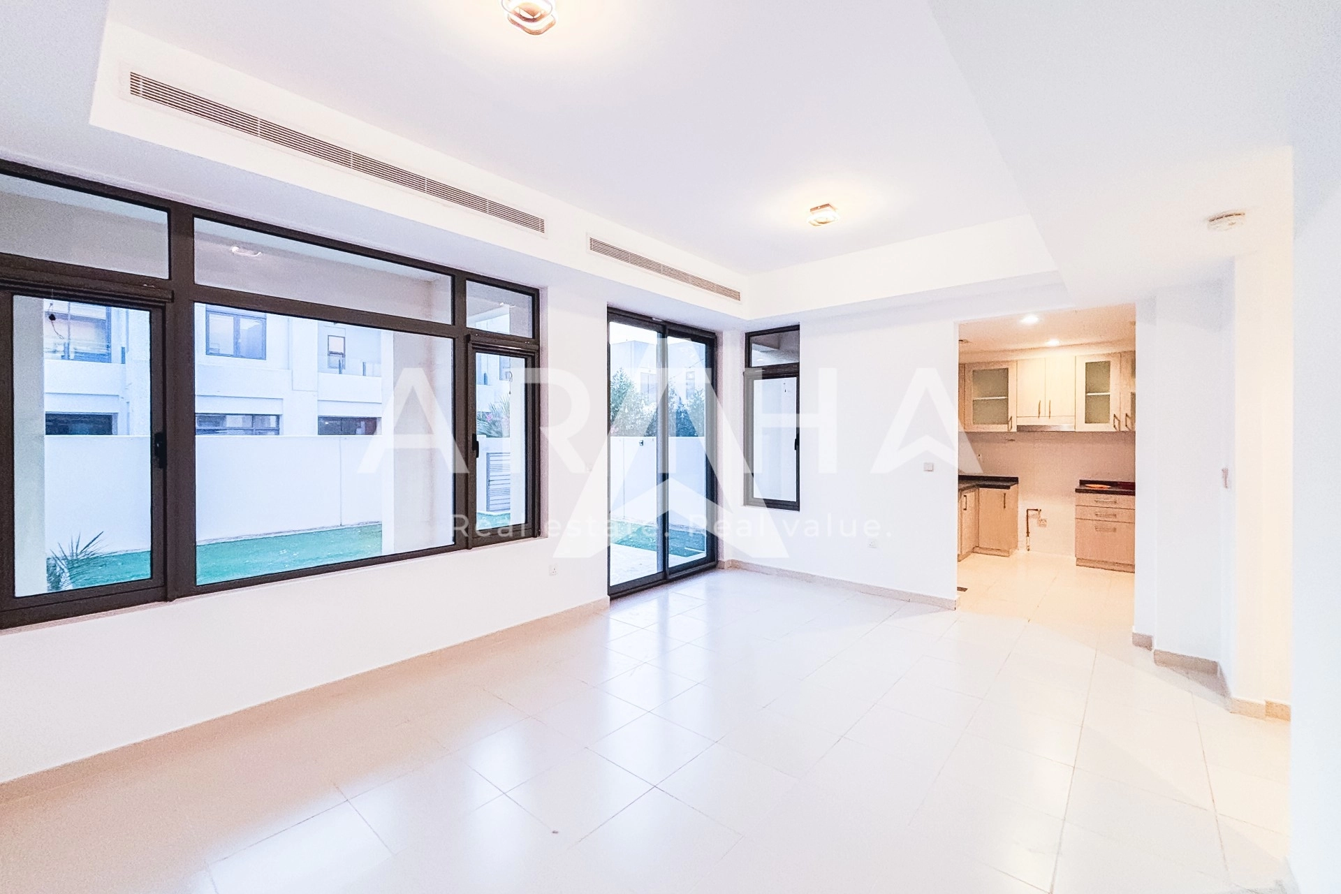 Displayed image from the thumbnail slider