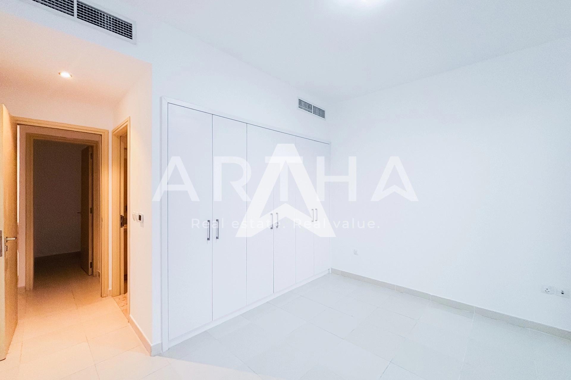 Displayed image from the thumbnail slider