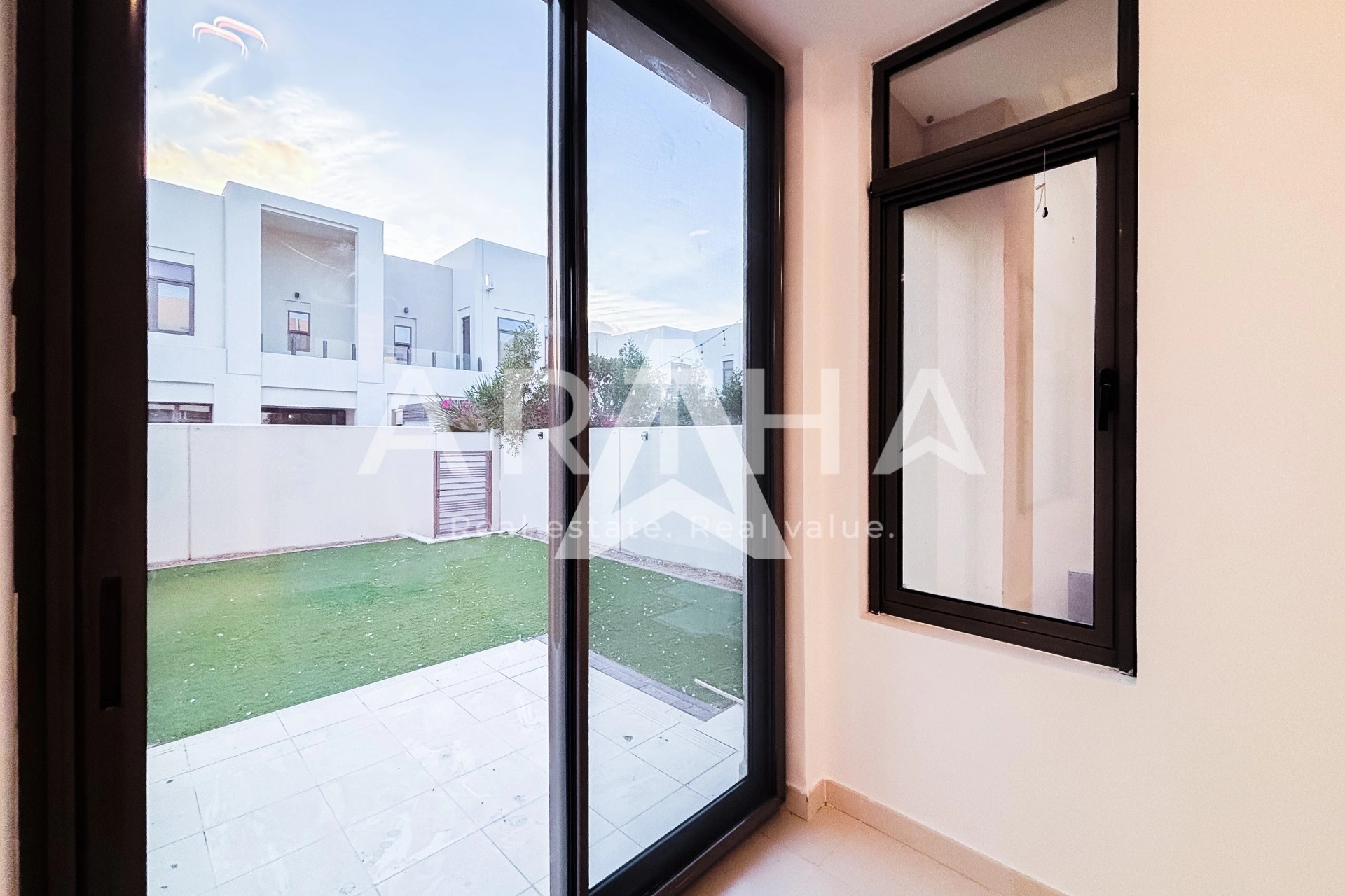 Displayed image from the thumbnail slider