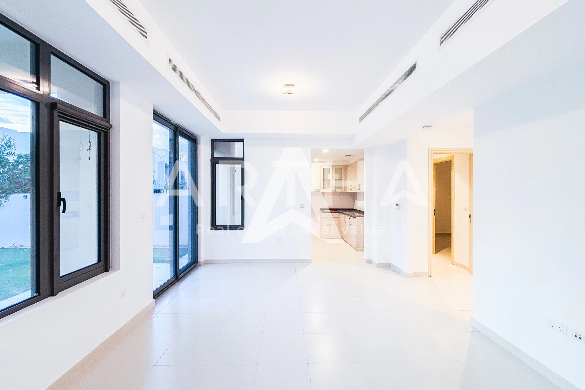 Displayed image from the thumbnail slider