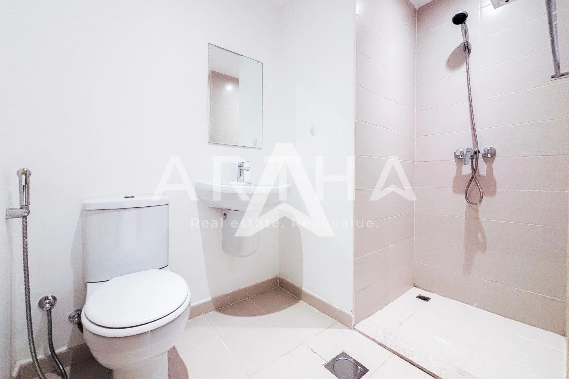 Displayed image from the thumbnail slider