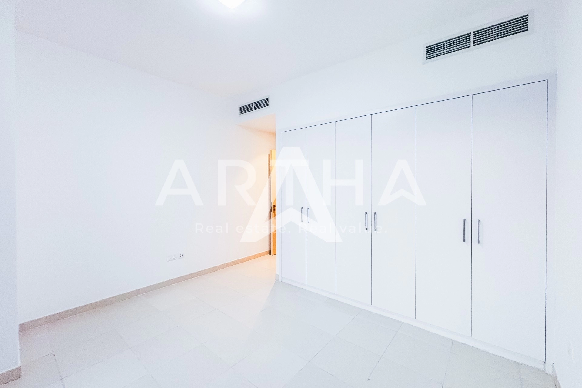 Displayed image from the thumbnail slider