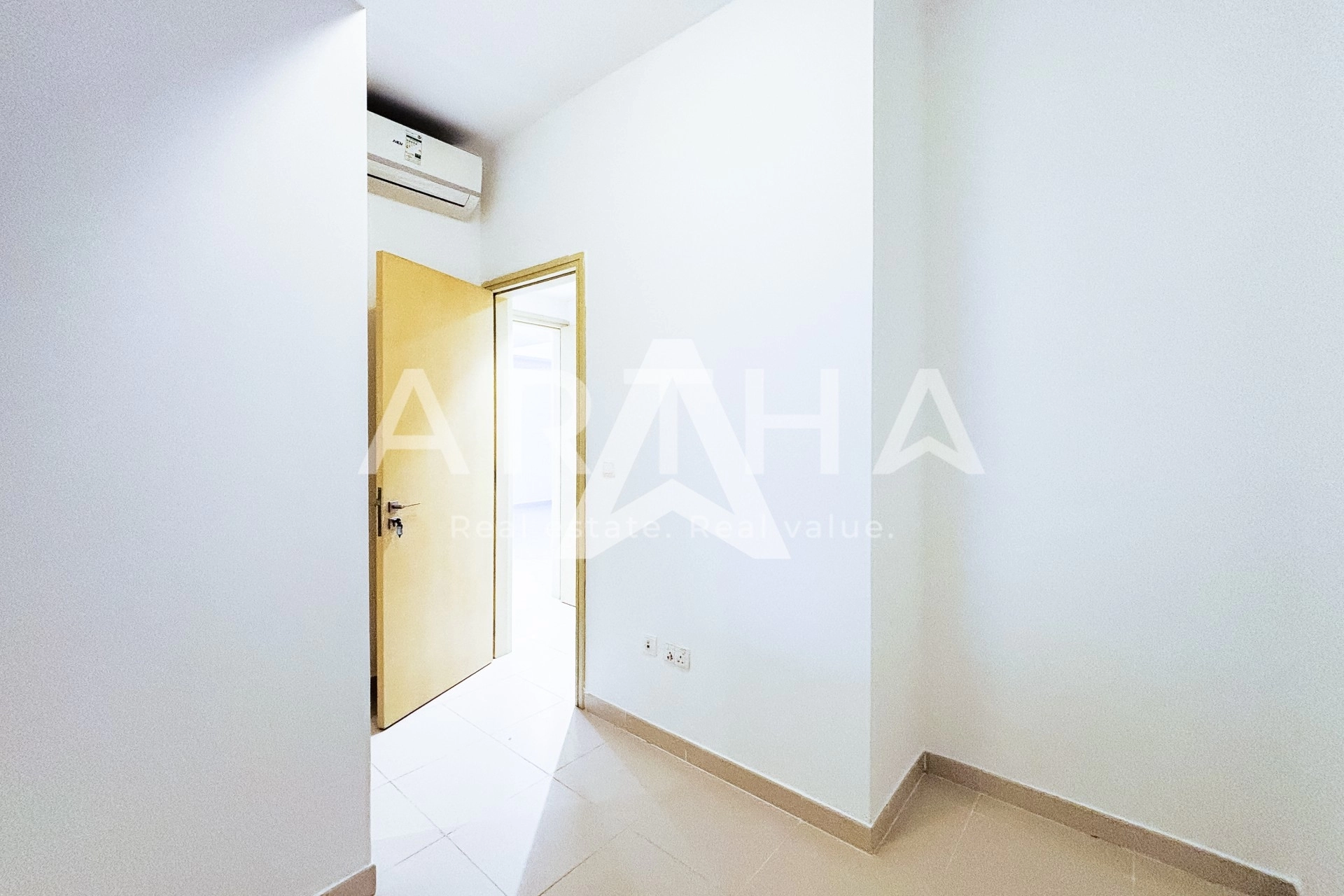 Displayed image from the thumbnail slider