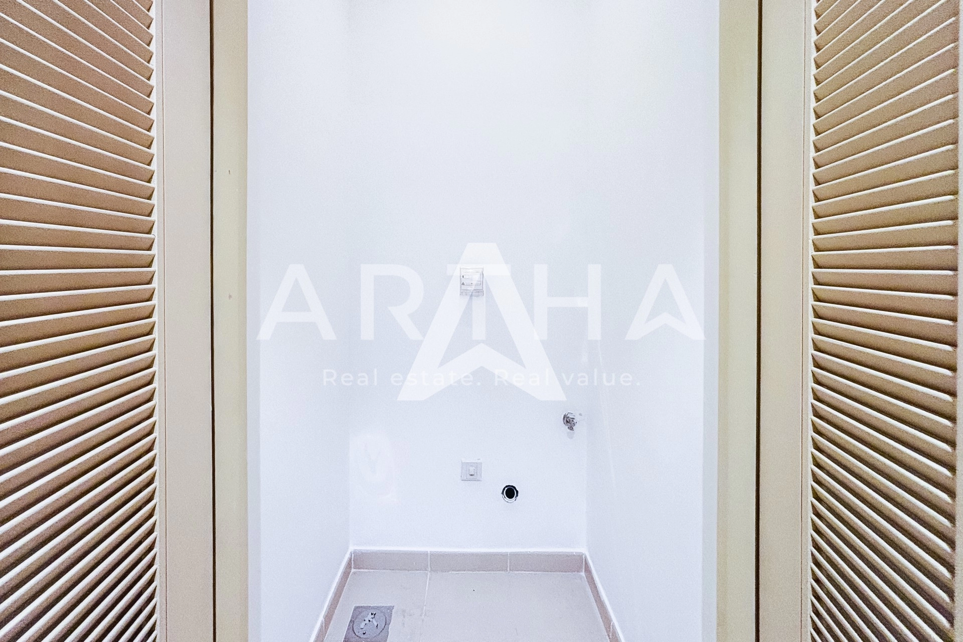 Displayed image from the thumbnail slider