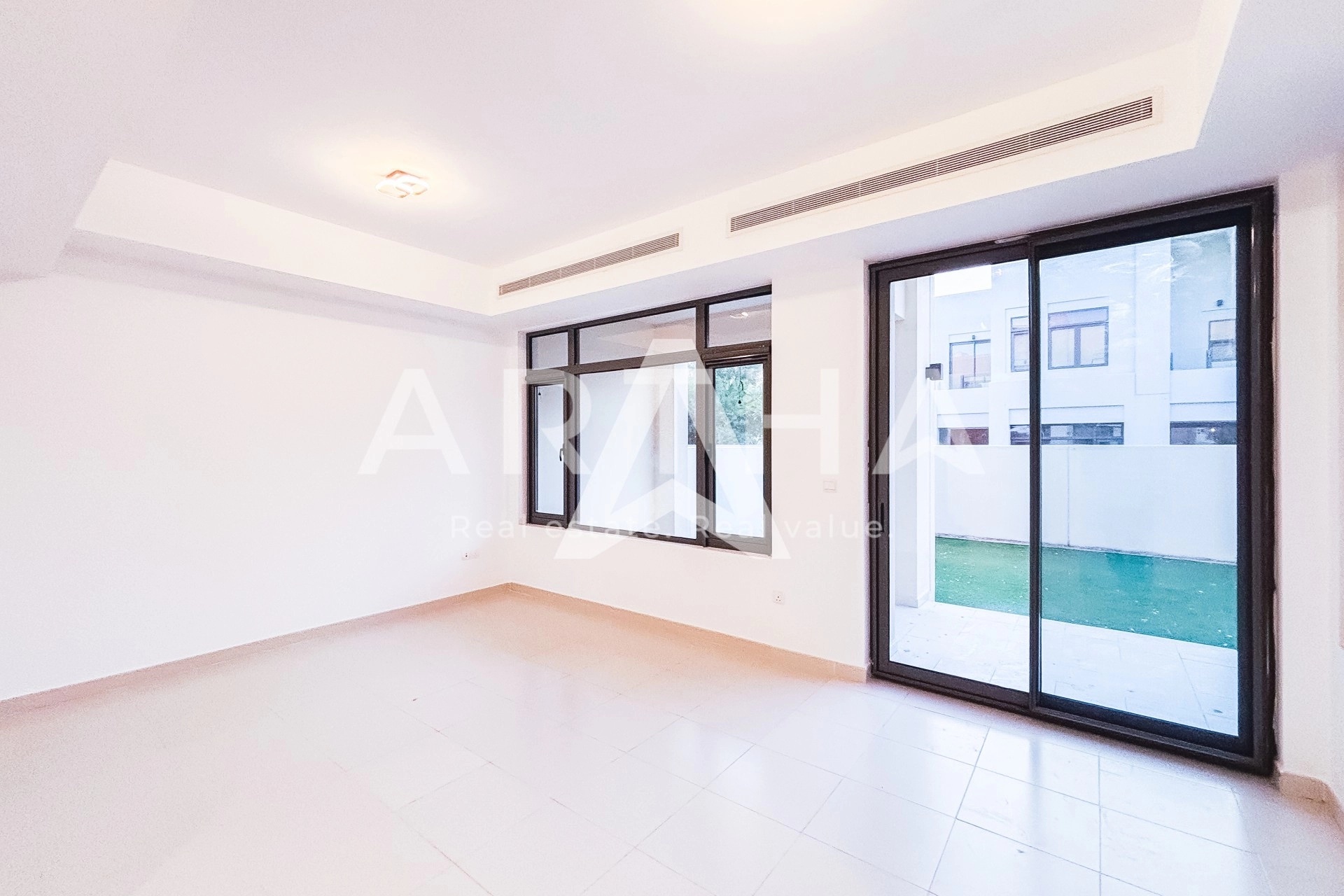 Displayed image from the thumbnail slider