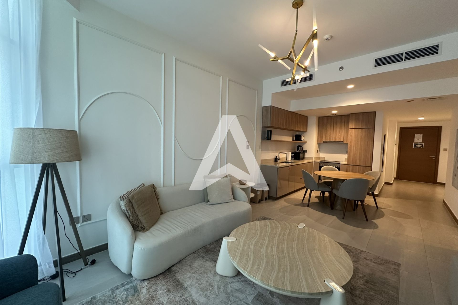 Displayed image from the thumbnail slider