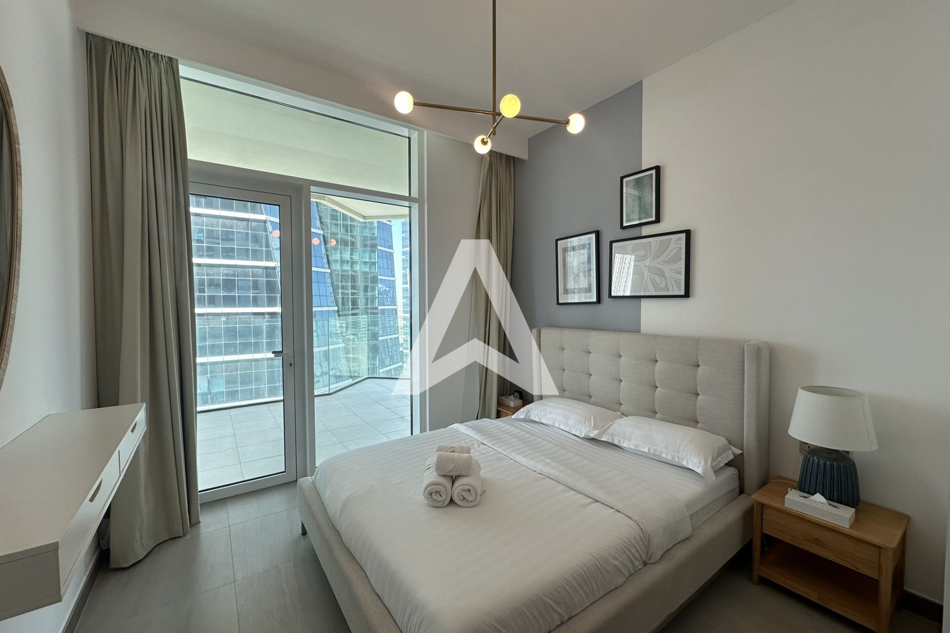 Displayed image from the thumbnail slider