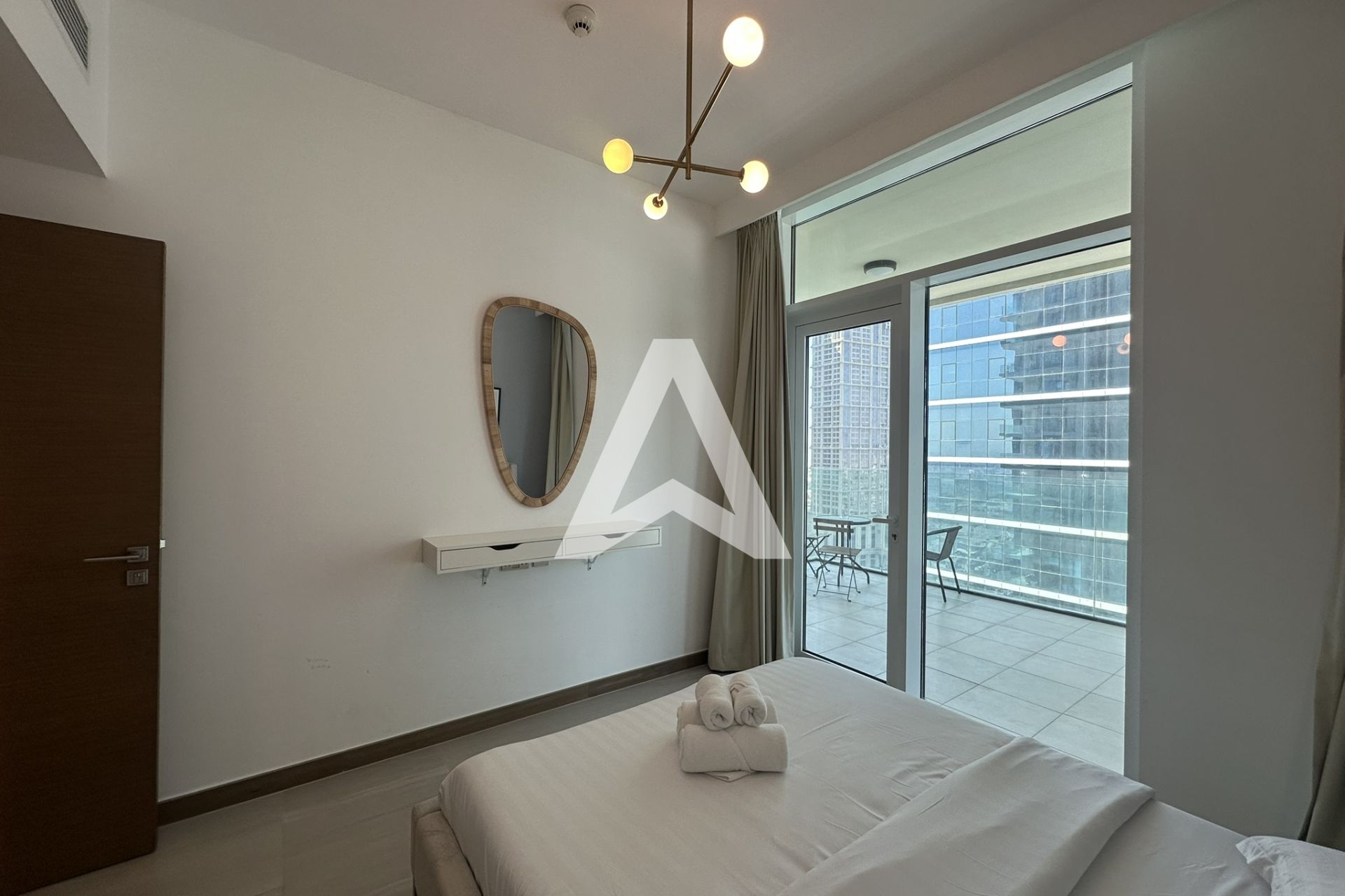 Displayed image from the thumbnail slider