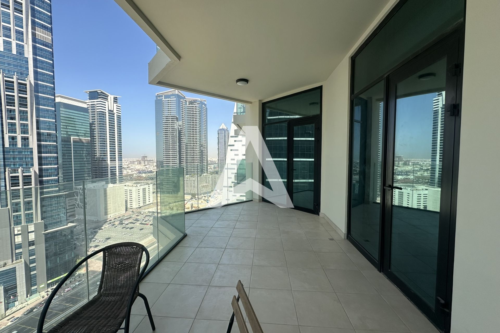 Displayed image from the thumbnail slider