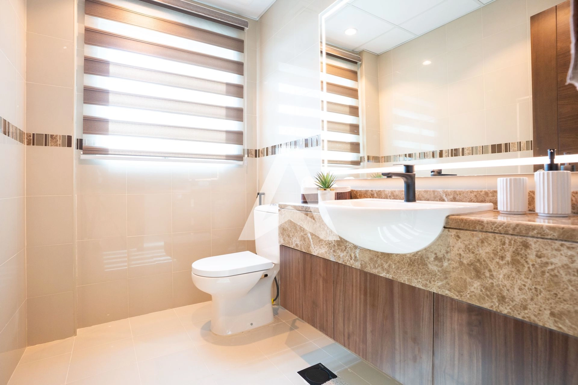 Displayed image from the thumbnail slider