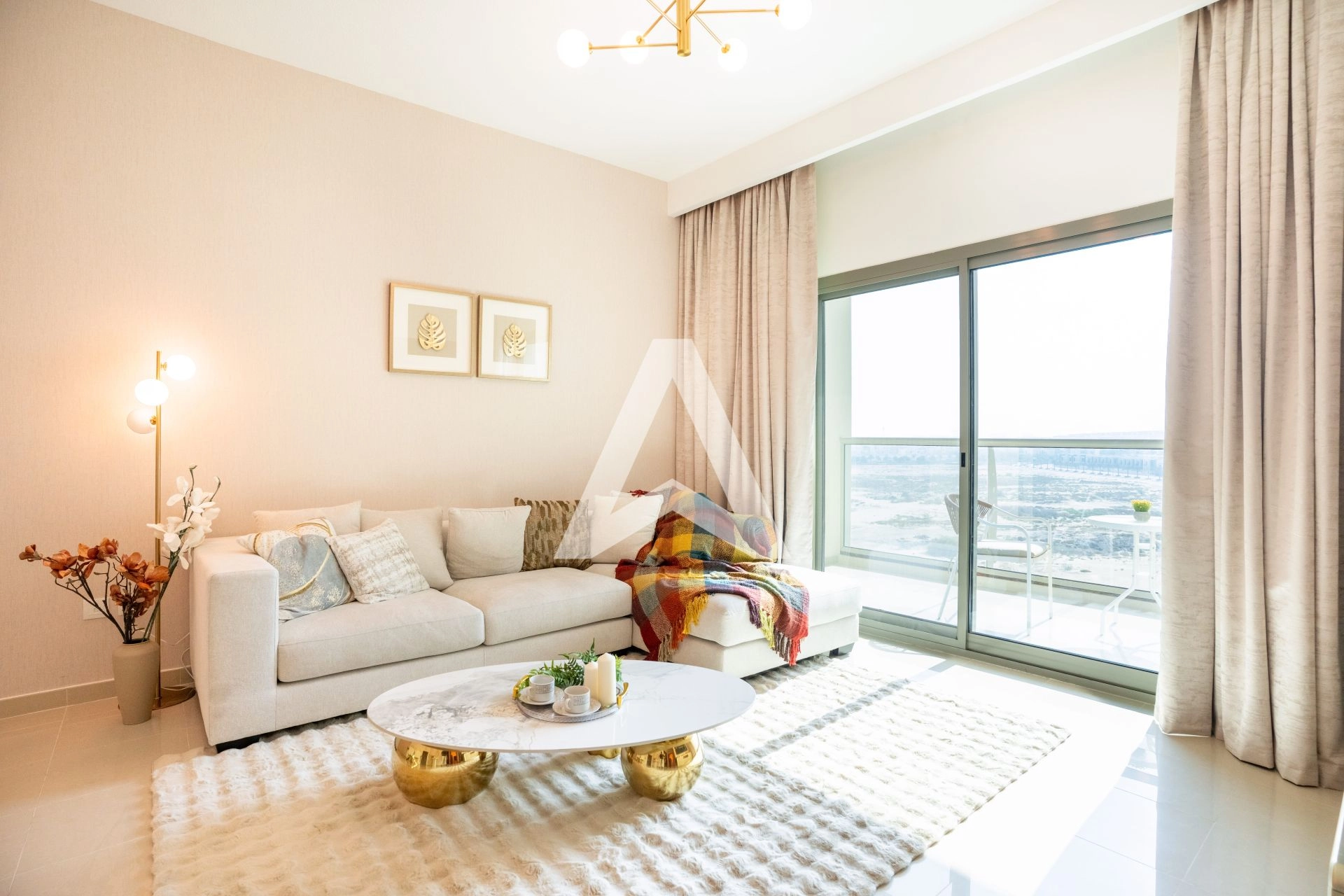 Displayed image from the thumbnail slider