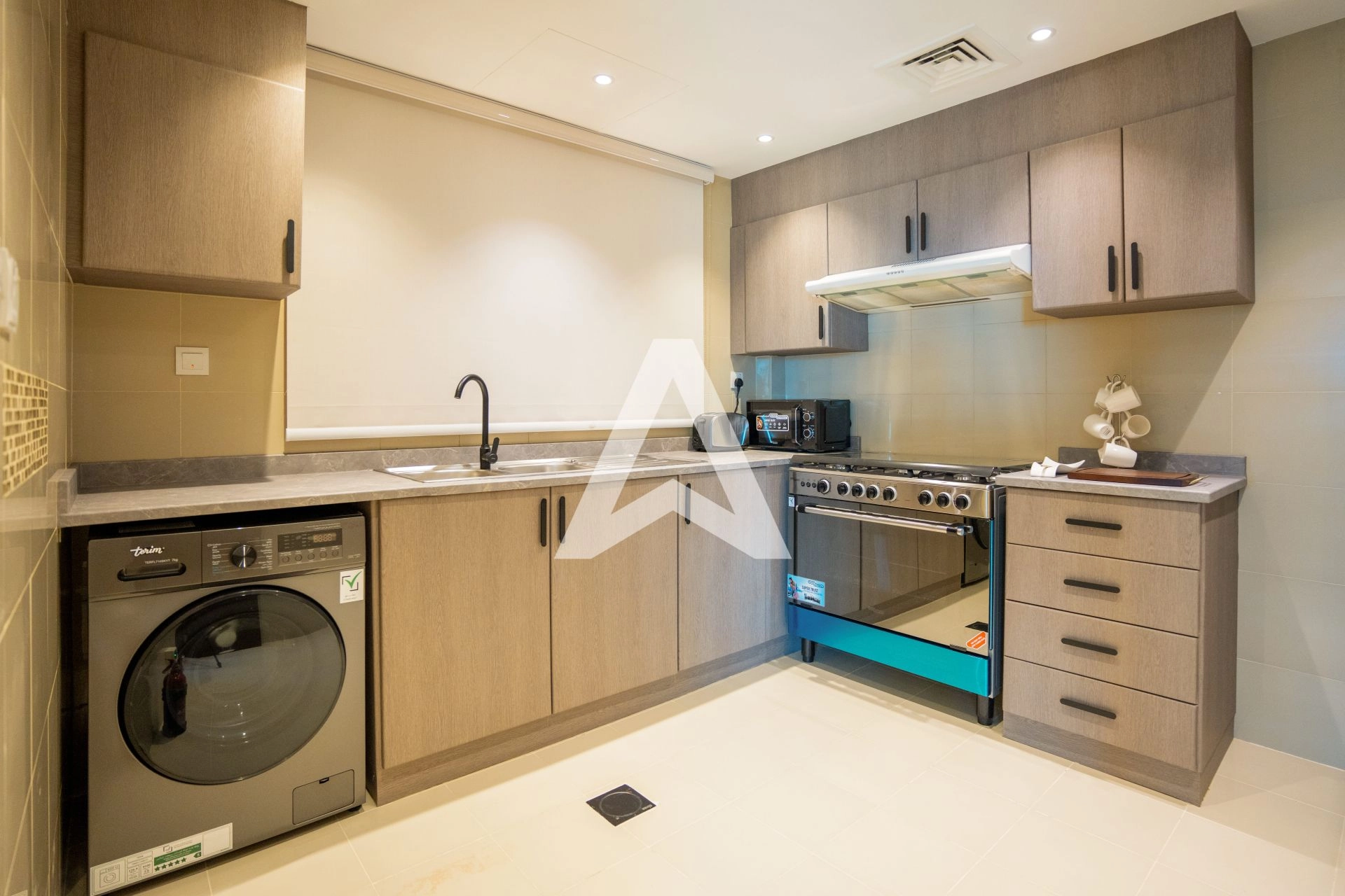 Displayed image from the thumbnail slider